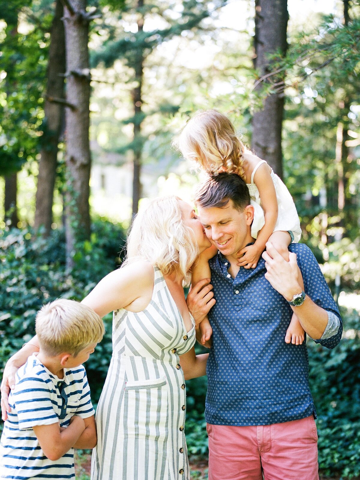 backyard-summer-family-photos-amy-nicole-photography-0001