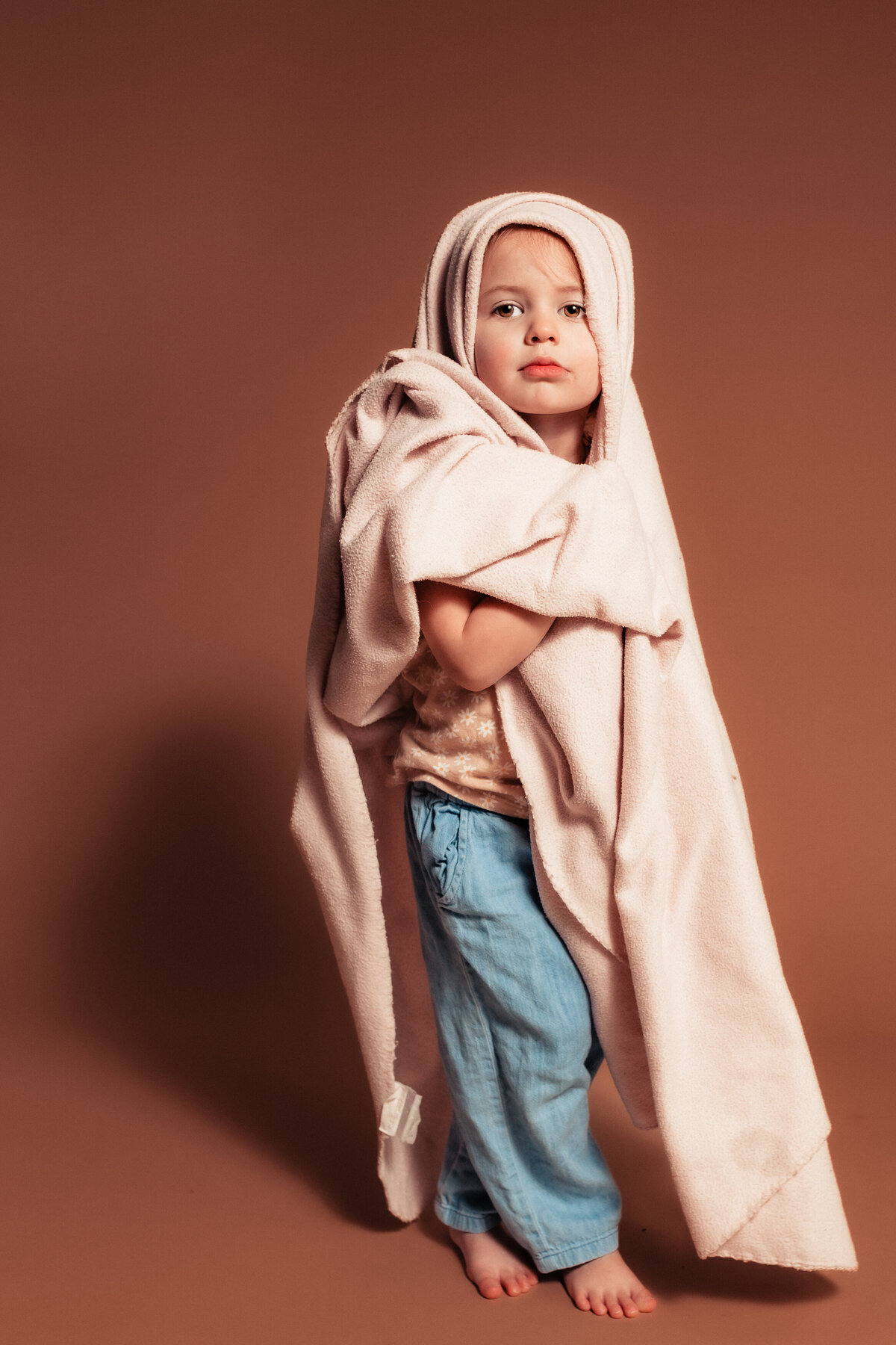 studio-personality-portrait-of-child-with-blanket