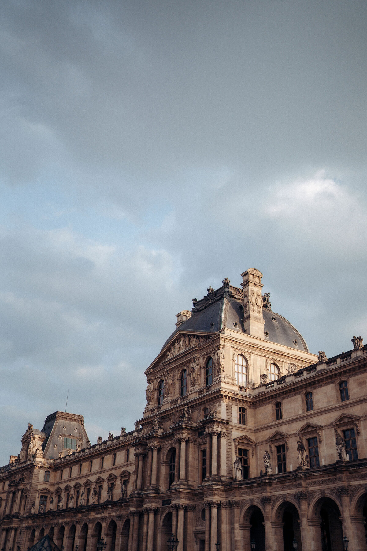 044-Paris-Cinematic-Romance-travel-session-Editorial-Luxury-Fine-Art-Lisa-Vigliotta-Photography