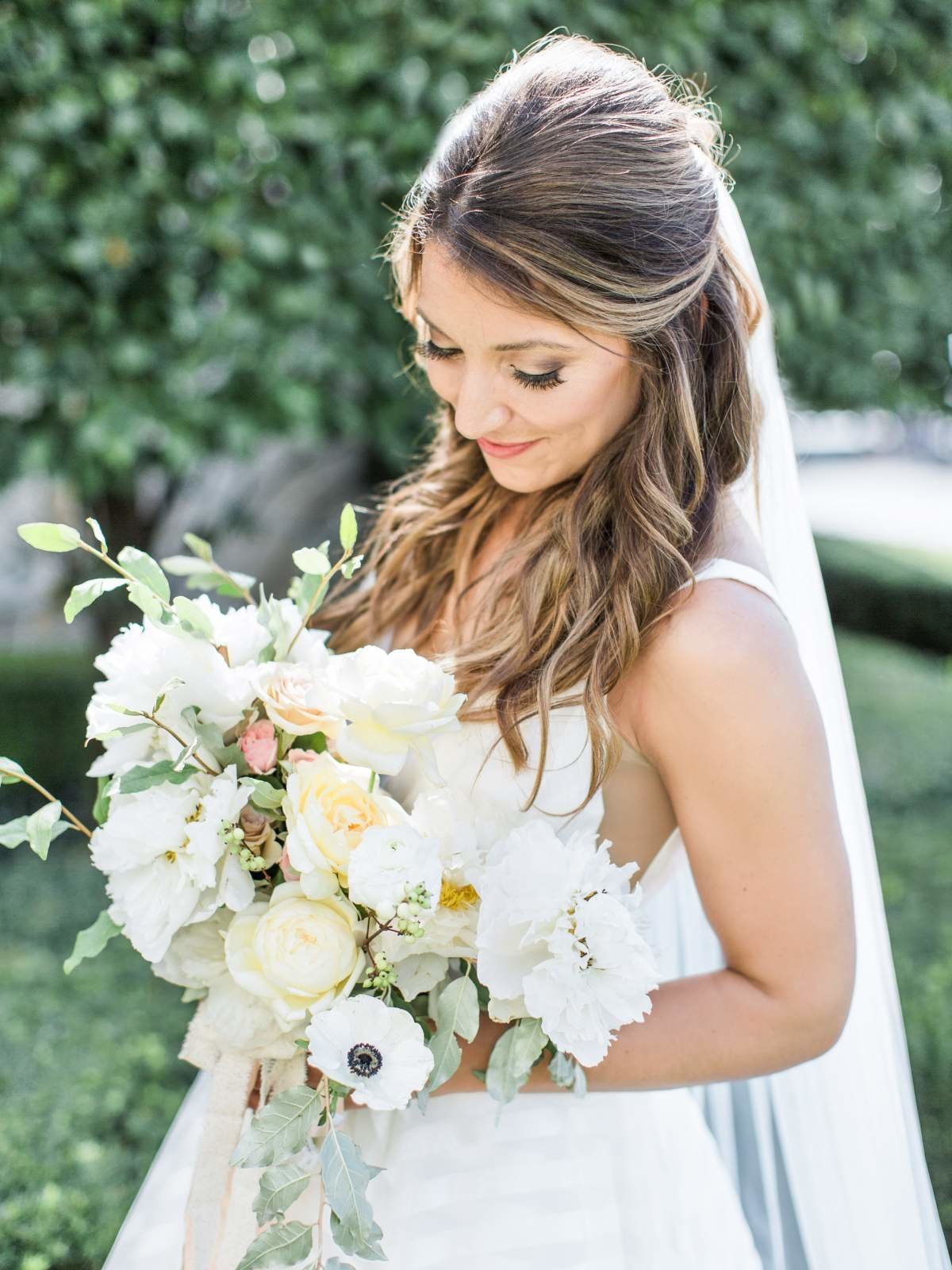 michigan-garden-style-bridal-bouquet-in-blush-and-white