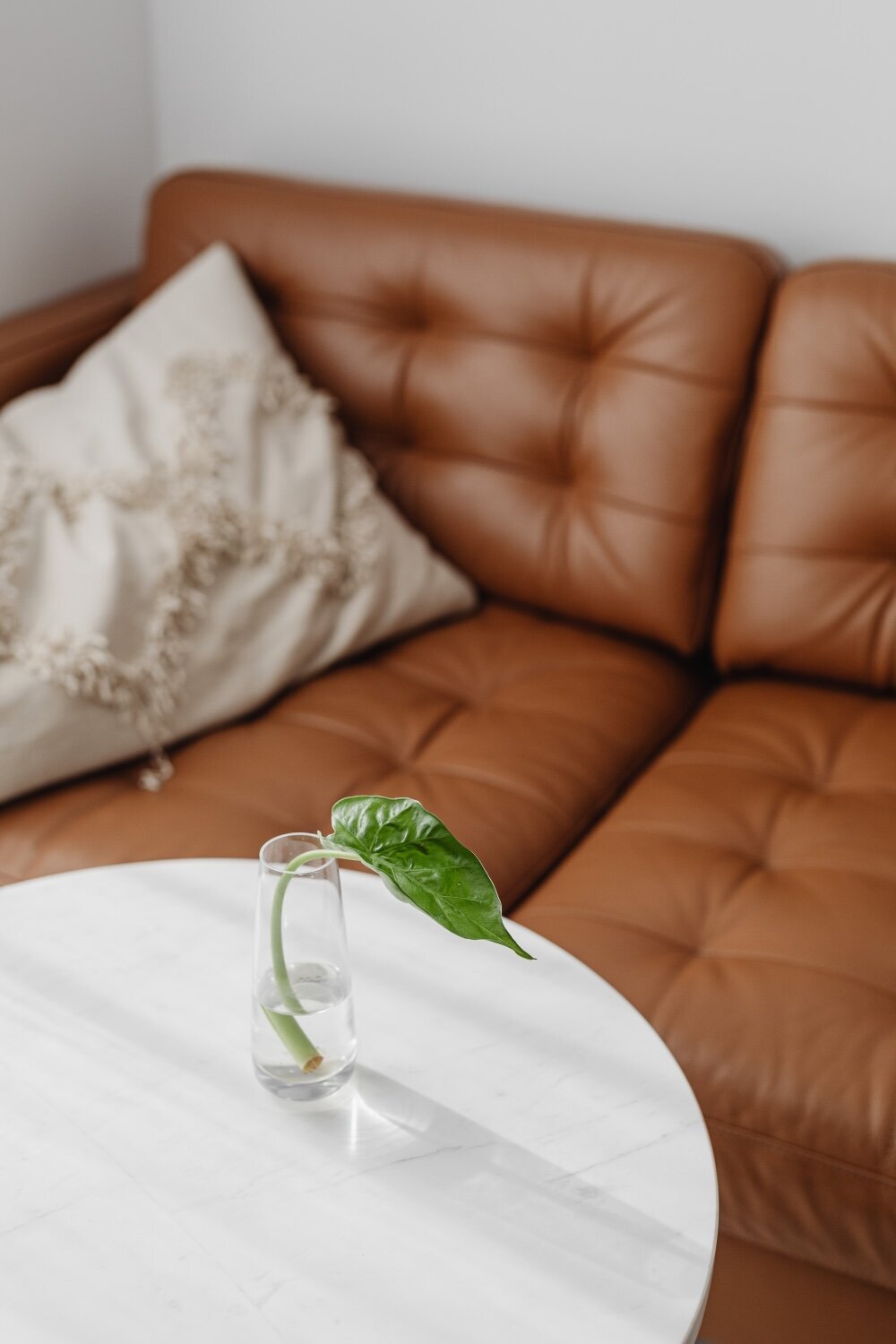kaboompics_workspace-in-the-living-room-24087