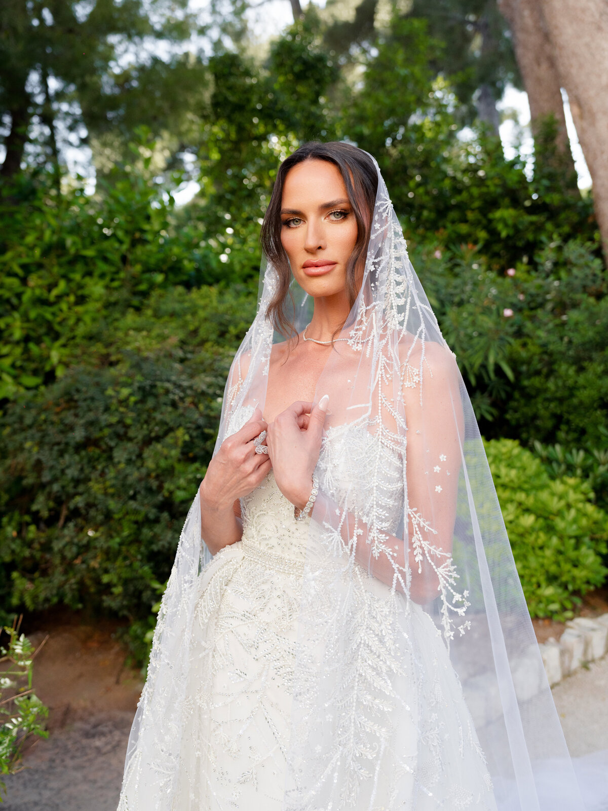 Elegants Bride posing in le Grand Hotel du Cap Ferrat Gardens