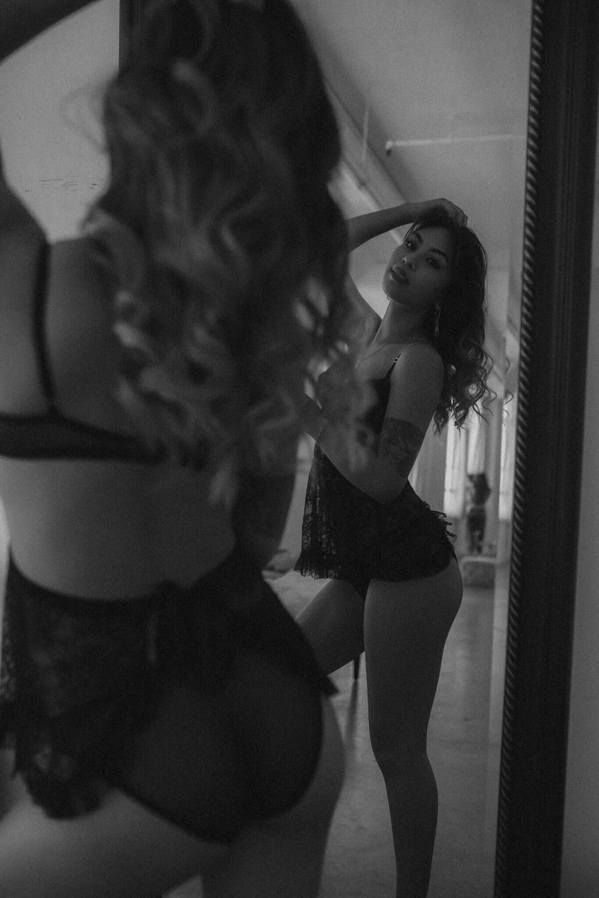boudoir-inspiration-black-and-white-moody