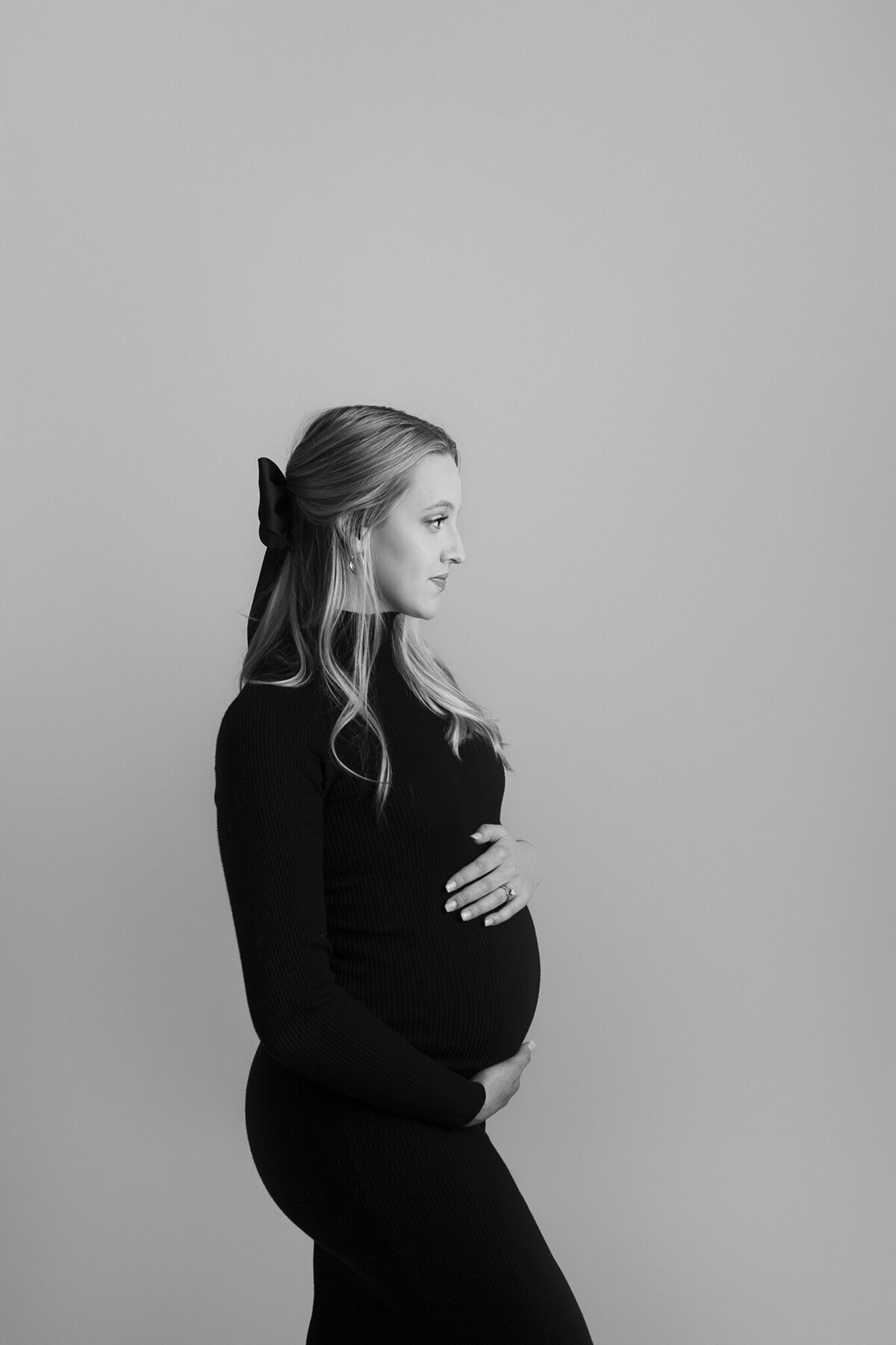 maternity photos in thornton studio simple style