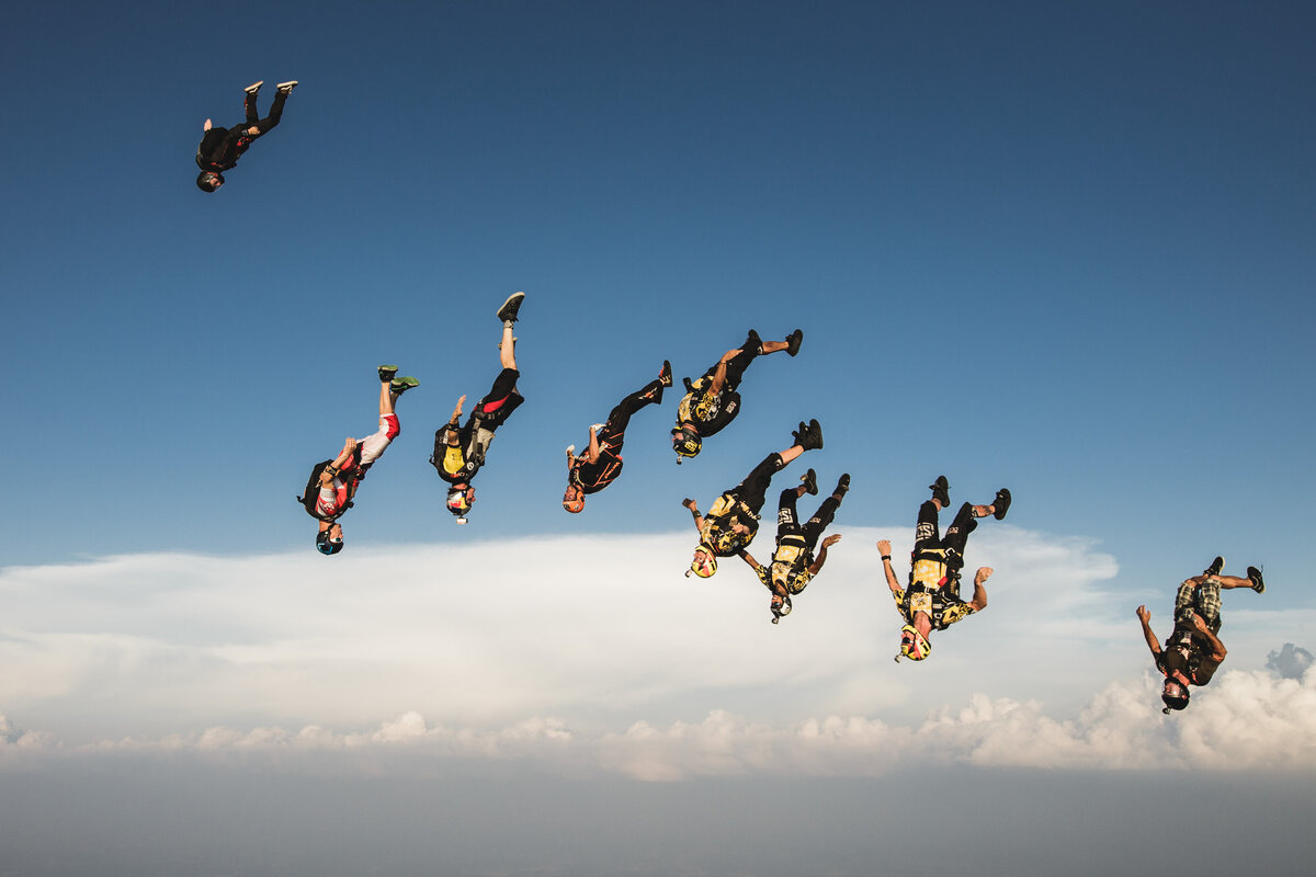 Das Bild zeigt eine Formation von Fallschirmspringern über dem Sprungplatz Skydive Pink Klatovy