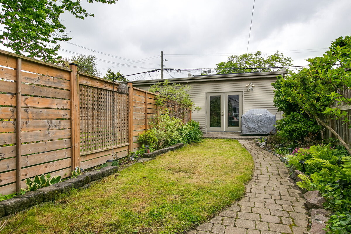 38-web-or-mls-74_003_Backyard