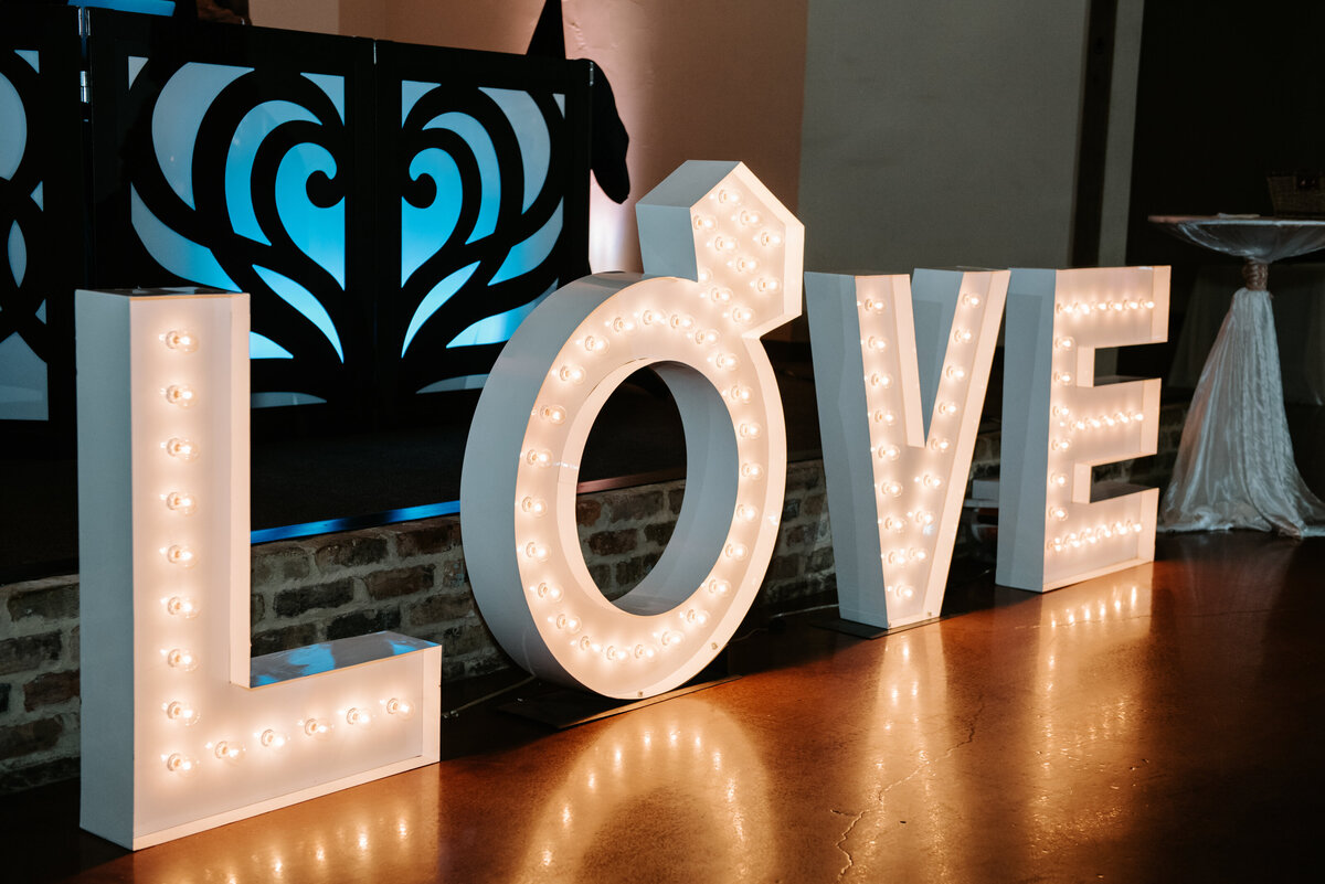 LA_Gruene_Chandlier_Wedding-862