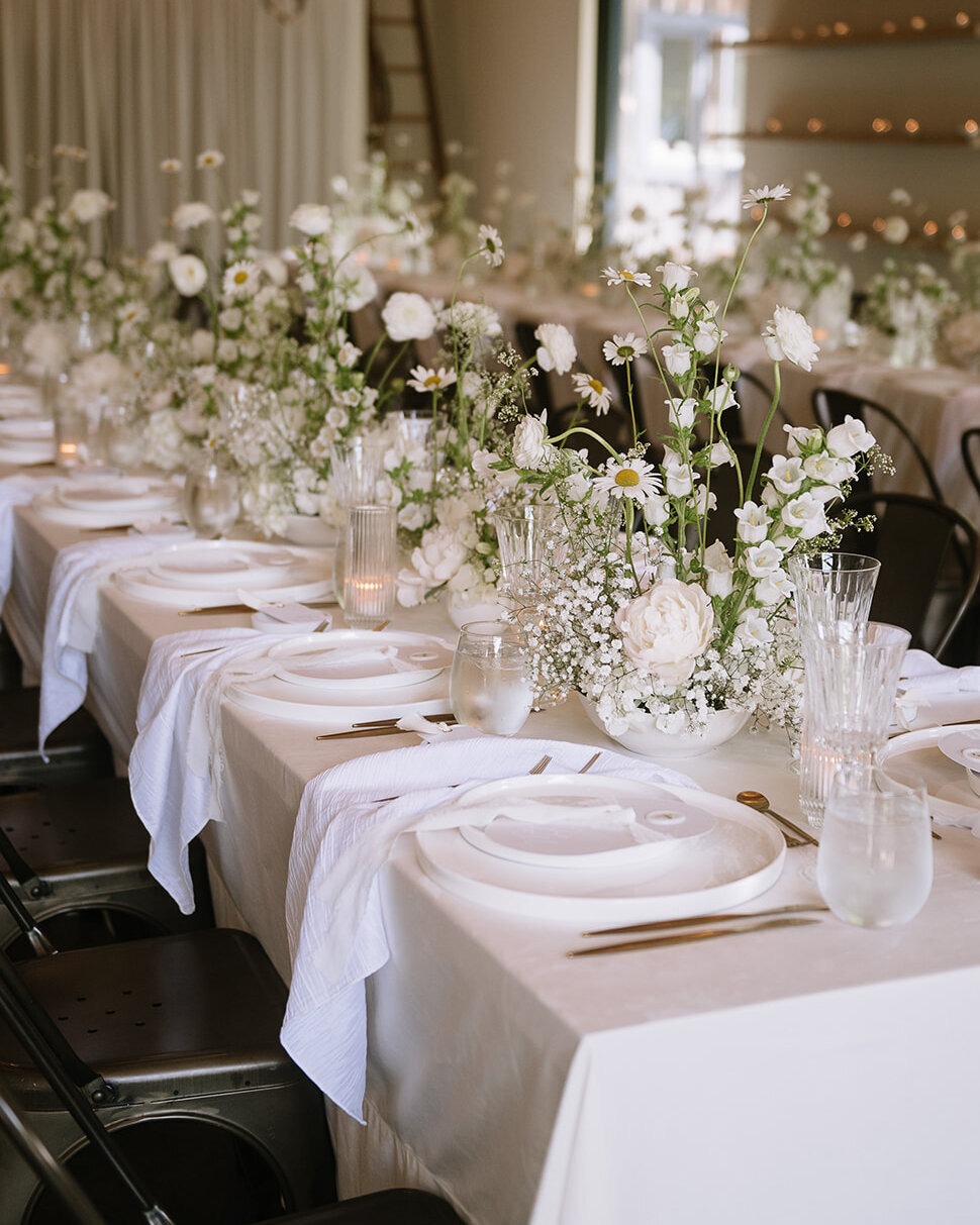 White-wildflower-wedding-verger-flanc-nord