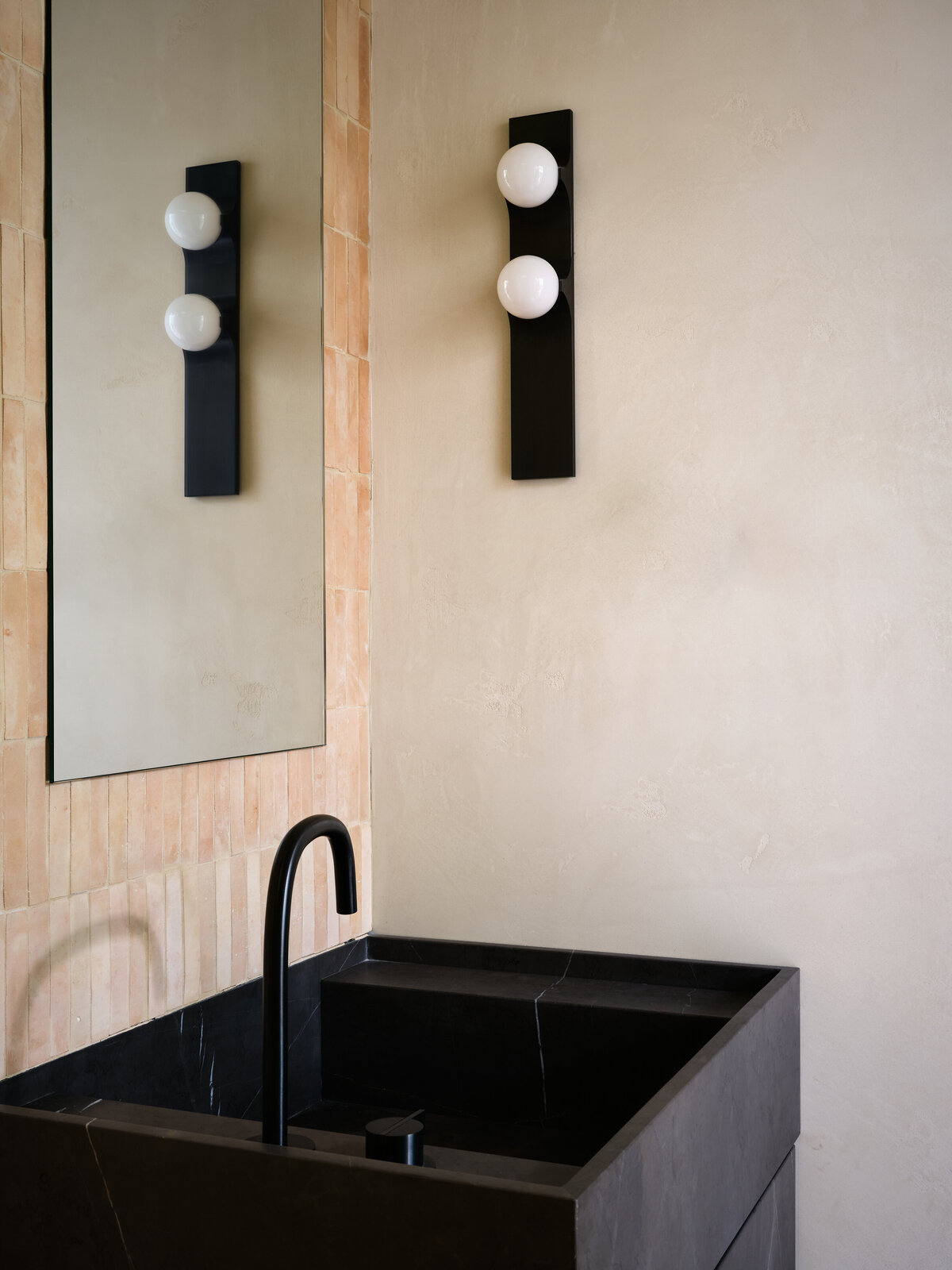 marble-vanity-pool-bathroom-john-pawson-cocoon-allied-maker-tiles-ezra-plaster-shower-belgian-modern-austin-home-house-franc