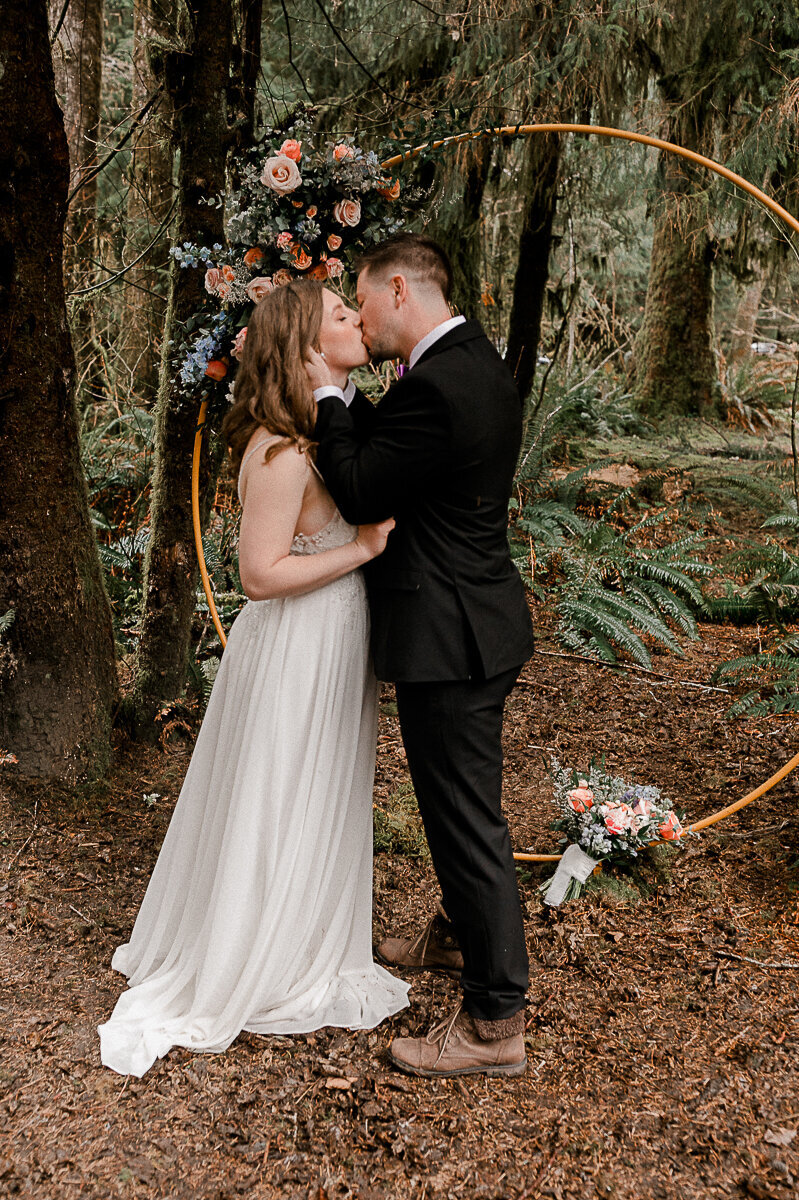 washingtonelopementphotographer-fernacreswedding-forkswashingtonwedding-pnwelopement-51