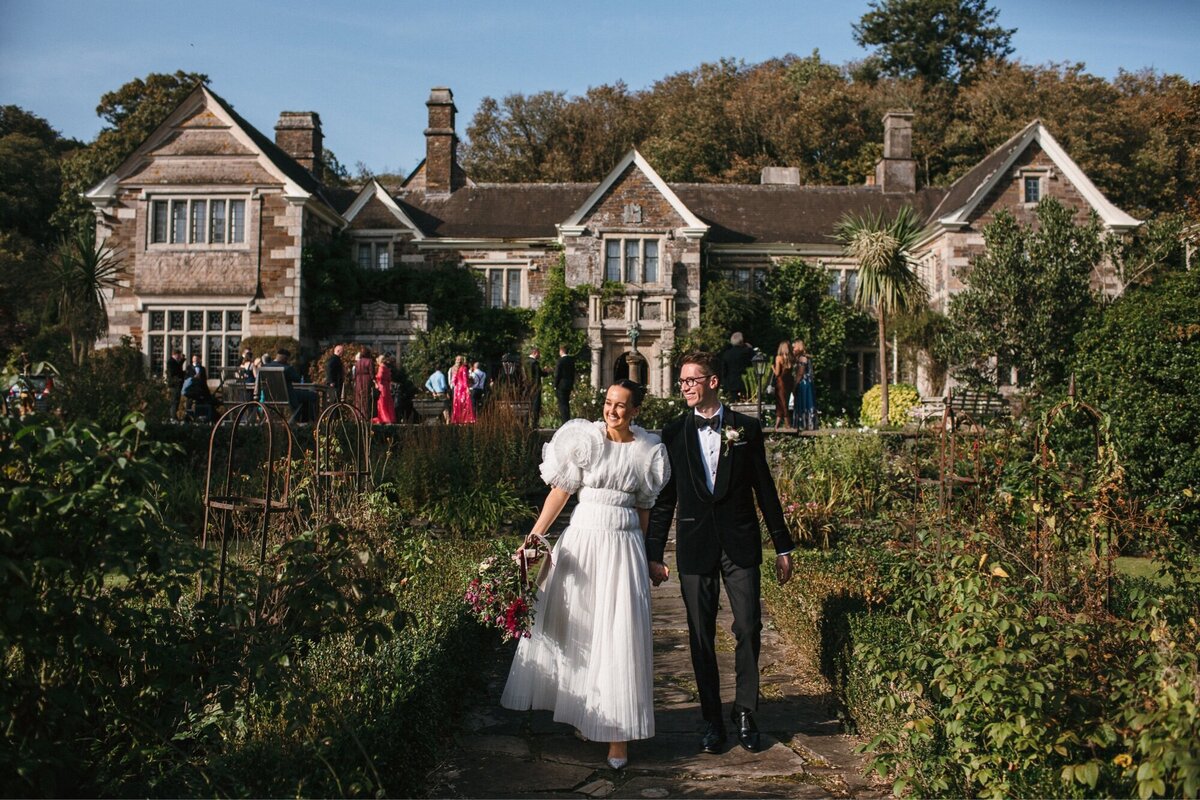 Coupole walk away from the wedding venue int the gardens for portraits
