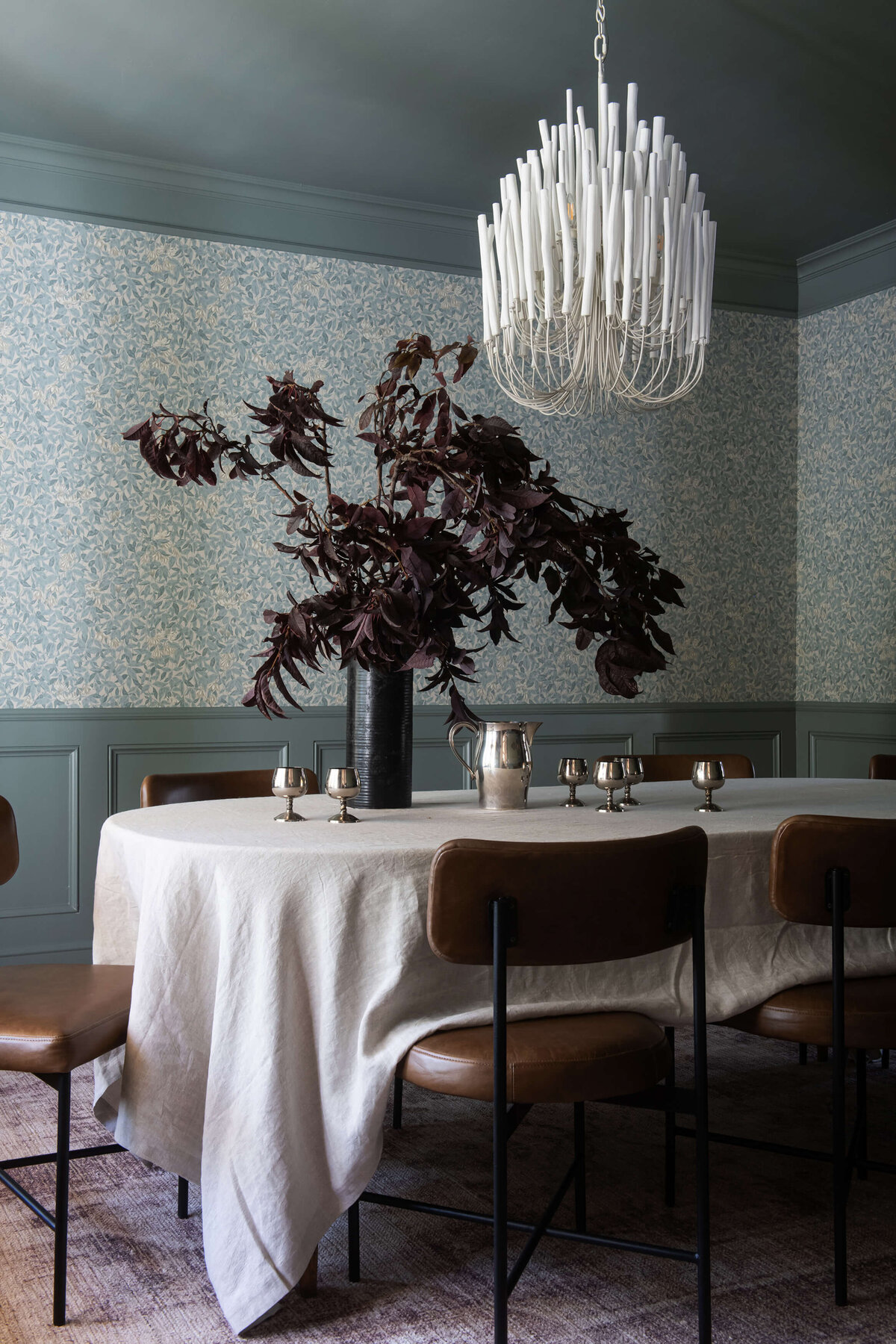 english-tudor-dining-room-floral-wallpaper-wilmington-interiors