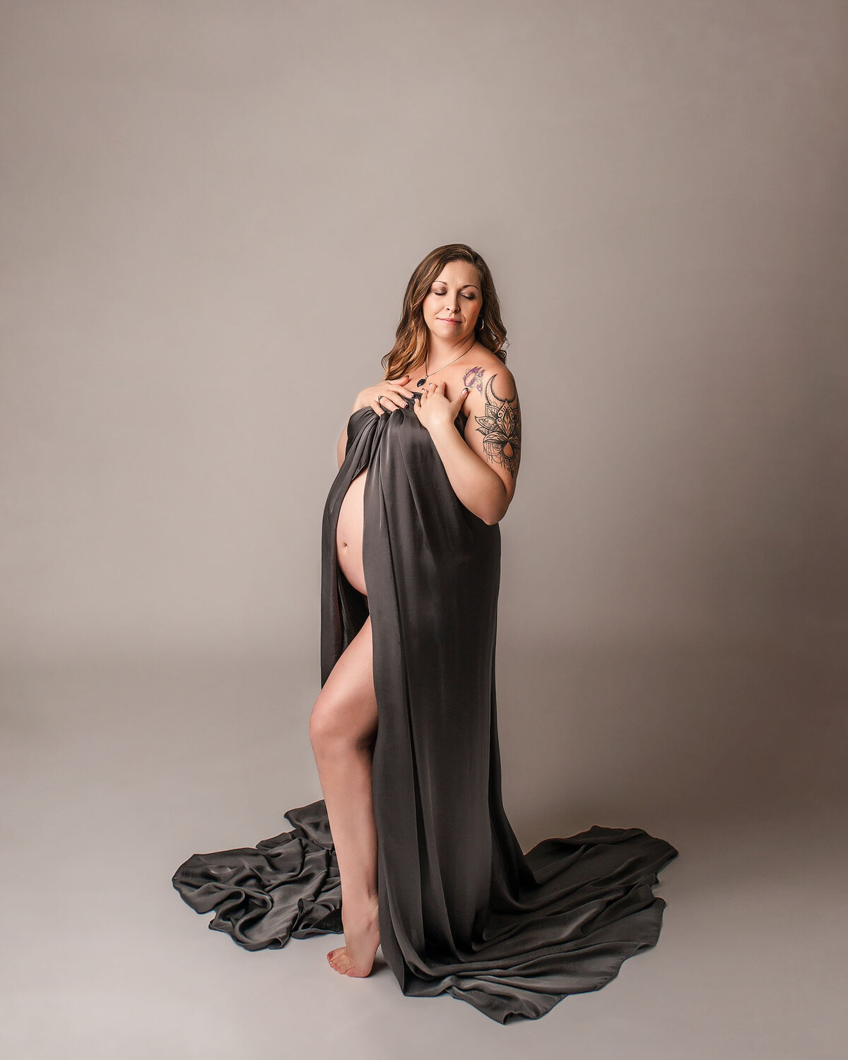 Tattooed pregnant mother in southern Oregon Maternity studio photos