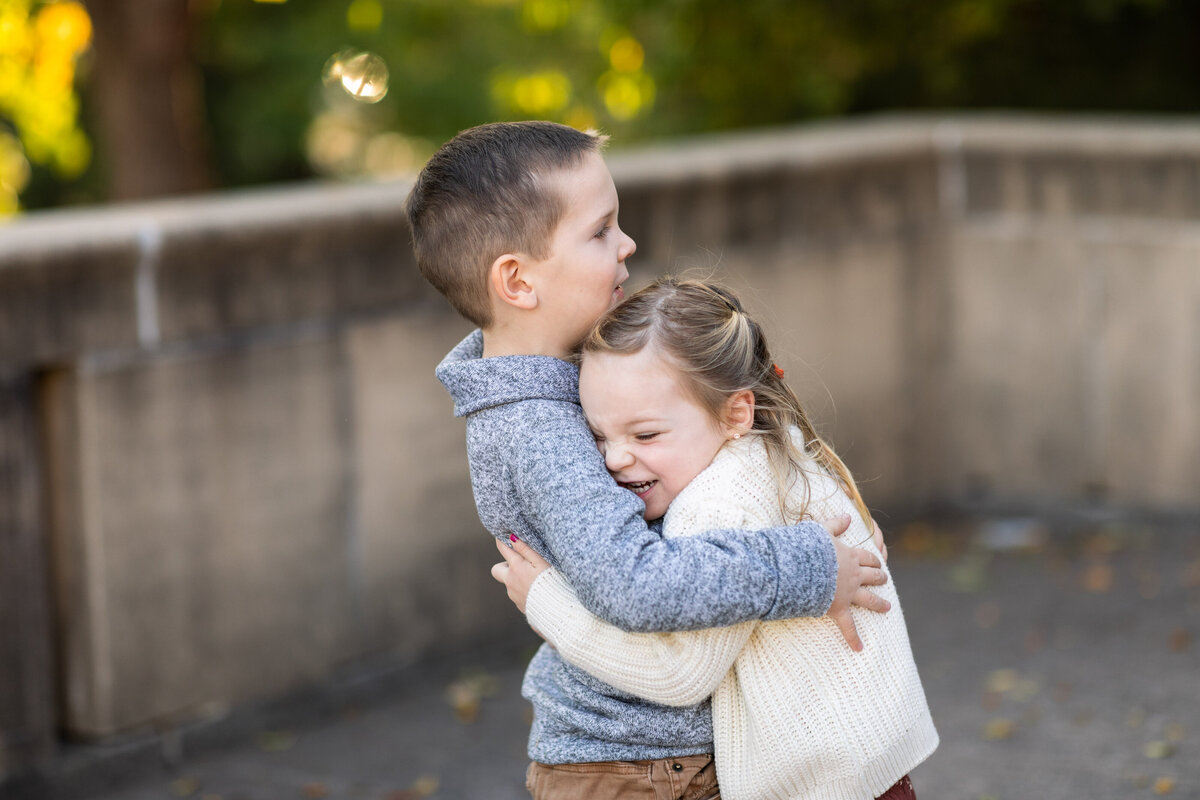 Kansas_City_Family_Photography_siblings_hugging-9