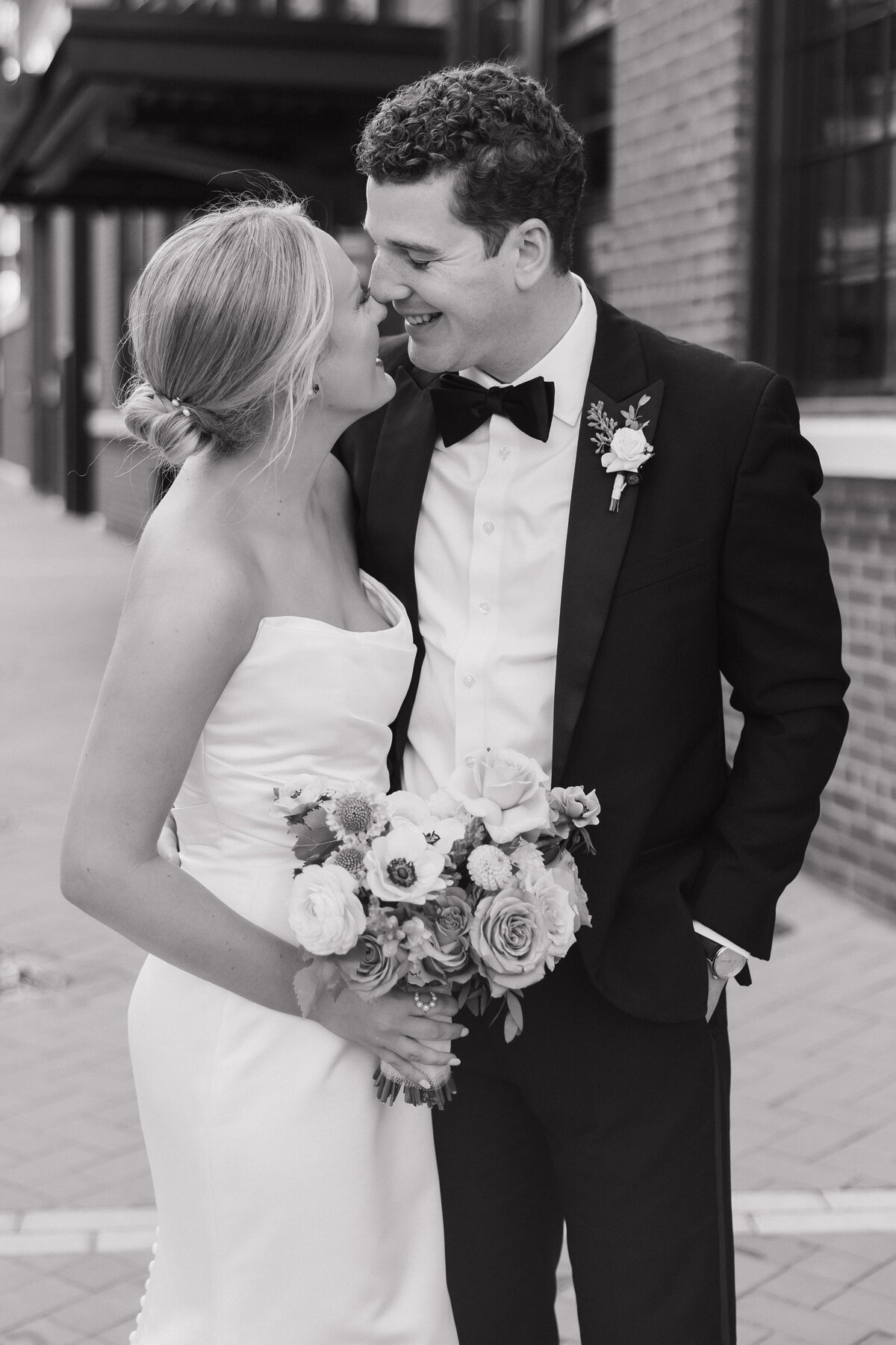 Indianapolis wedding photographer couple with bouquet