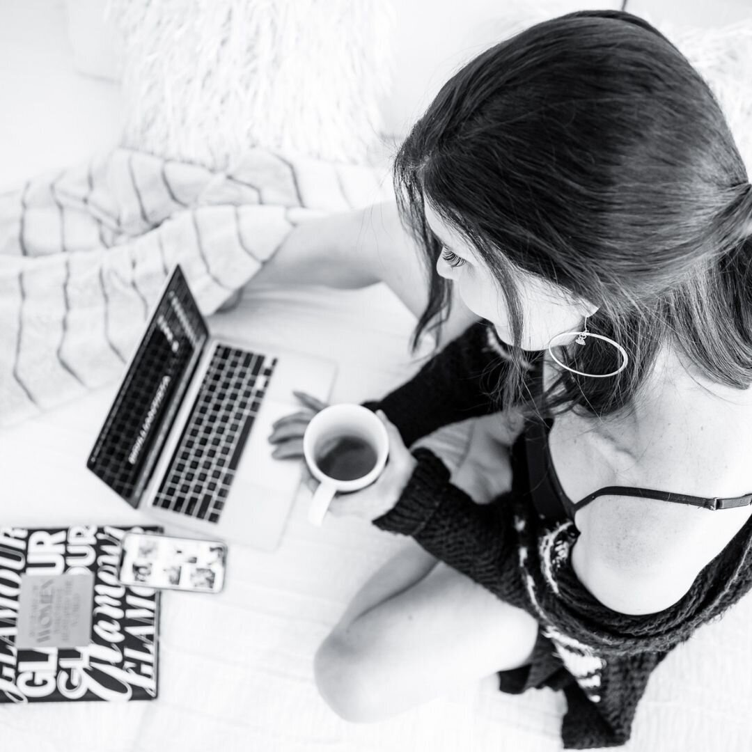 branding-photography-beautiful-woman-laptop-casual-relaxing-1