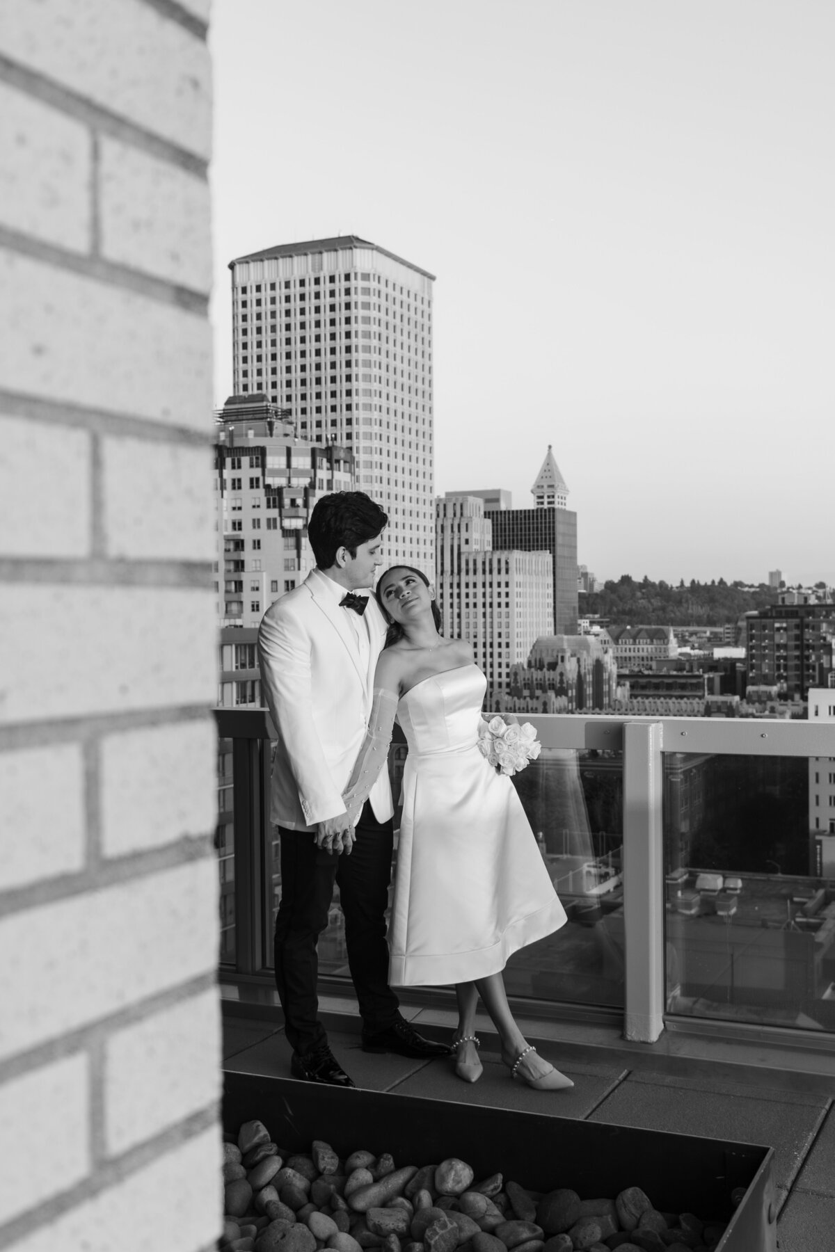 Downtown-Seattle-elopement-documentary-style-photography-jennifer-moreno-photography-Washington