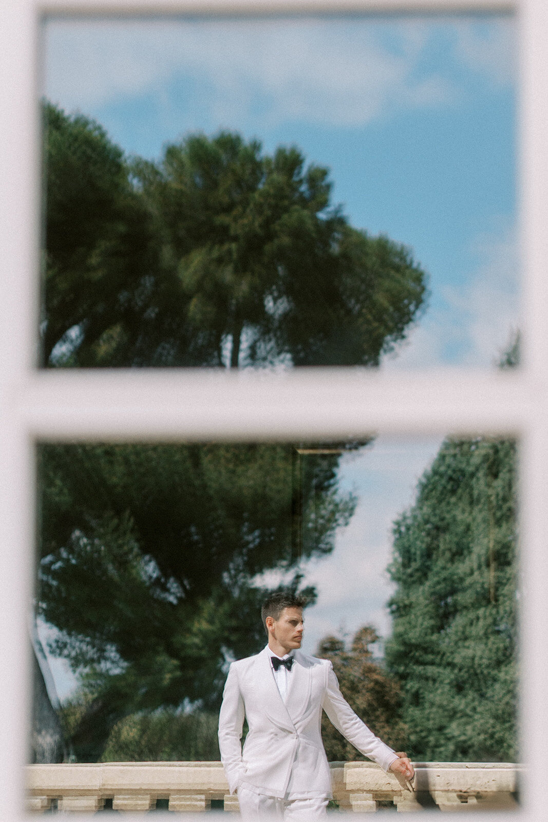 Junophoto-Chateau-de-la-tour-vaucros-wedding-groom-portraits-007