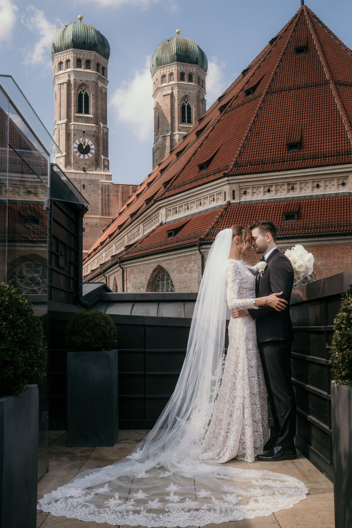 Wedding couple photography on a balcony in the old town of Munich.