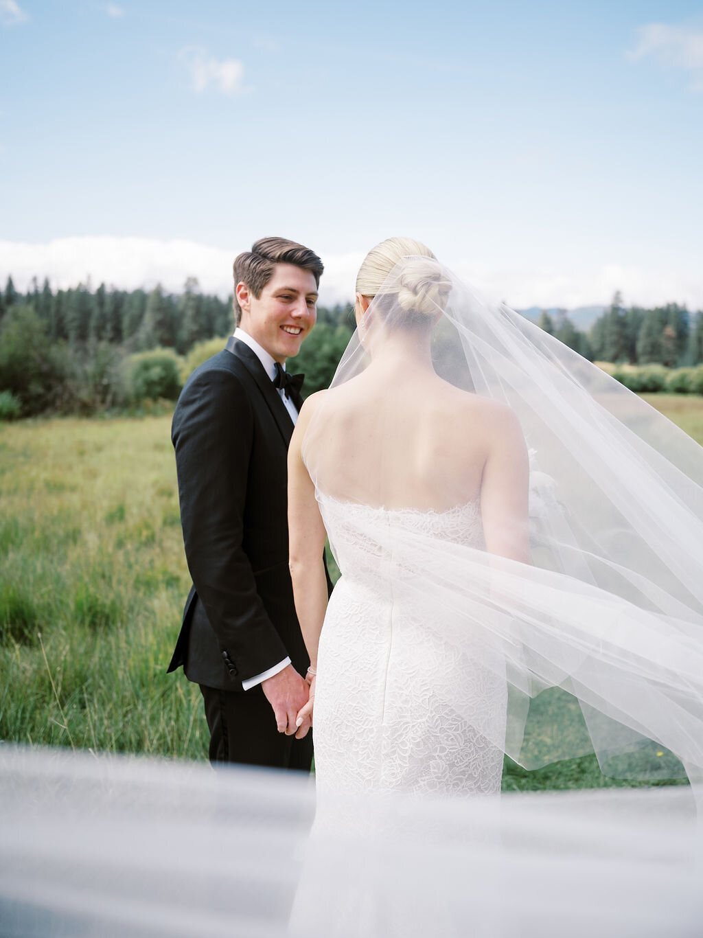 bride-and-groom-first-look
