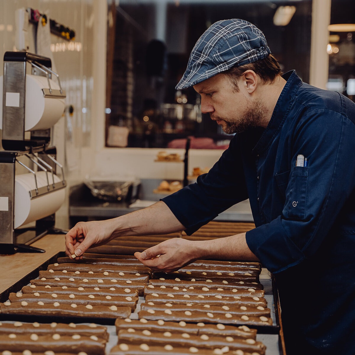 Bakker aan het werk in de bakkerij van Berg's Bakery. 