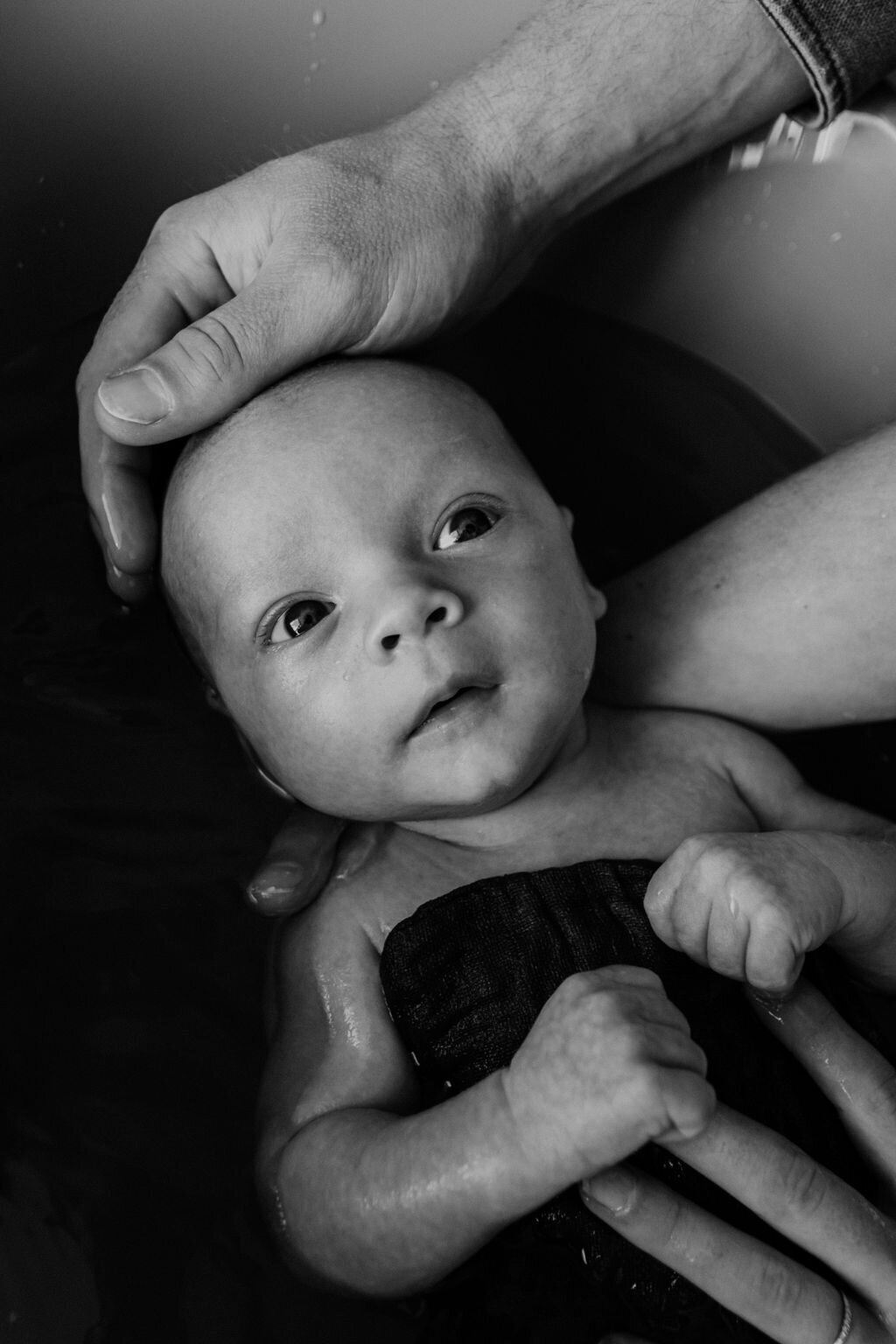 Newborn baby in badje tijdens een newbornshoot in Noord-Nederland