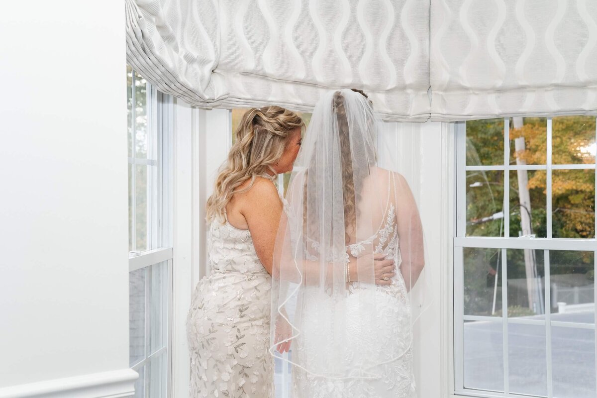 Bride and mom before ceremony at Saphire Estate 