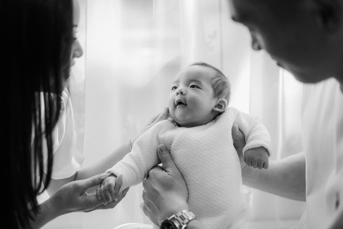 Inner-west-newborn-photography-=parents-cradling-baby