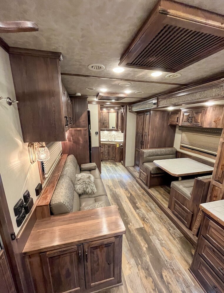 luxury-living-quarter-horse-trailers-trail-boss-conversions-living-areas-12