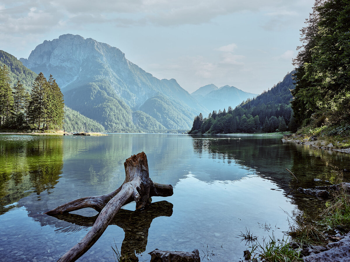 Mystische Lichtstimmung am Lago di Predil in den italienischen Alpen – aufgenommen vom Fotograf Atelier Schulte, Spezialist für professionelle Alpenlandschaften und stimmungsvolle Landschaftsfotografie in Europa.