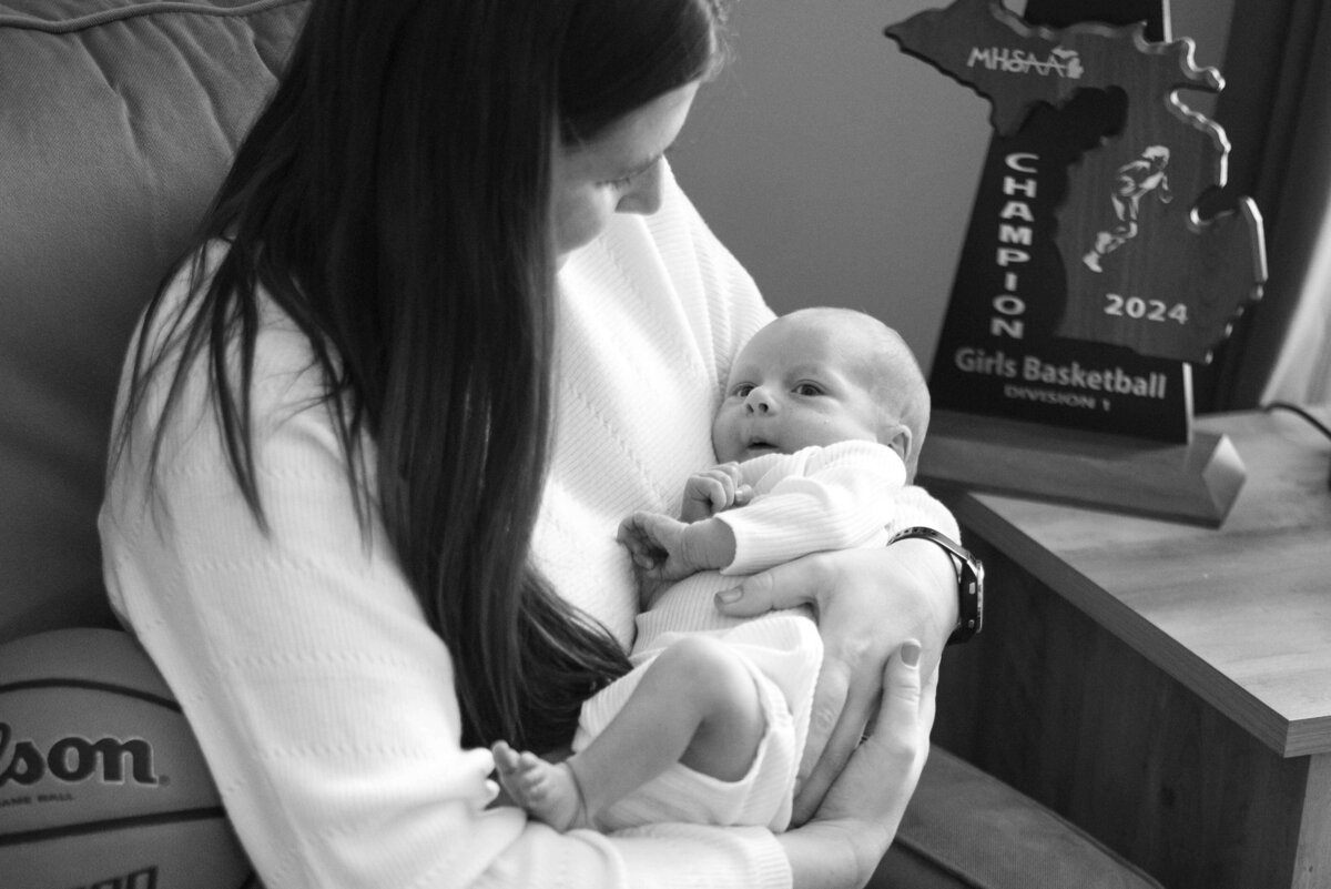 newborn-trophy-black-and-white