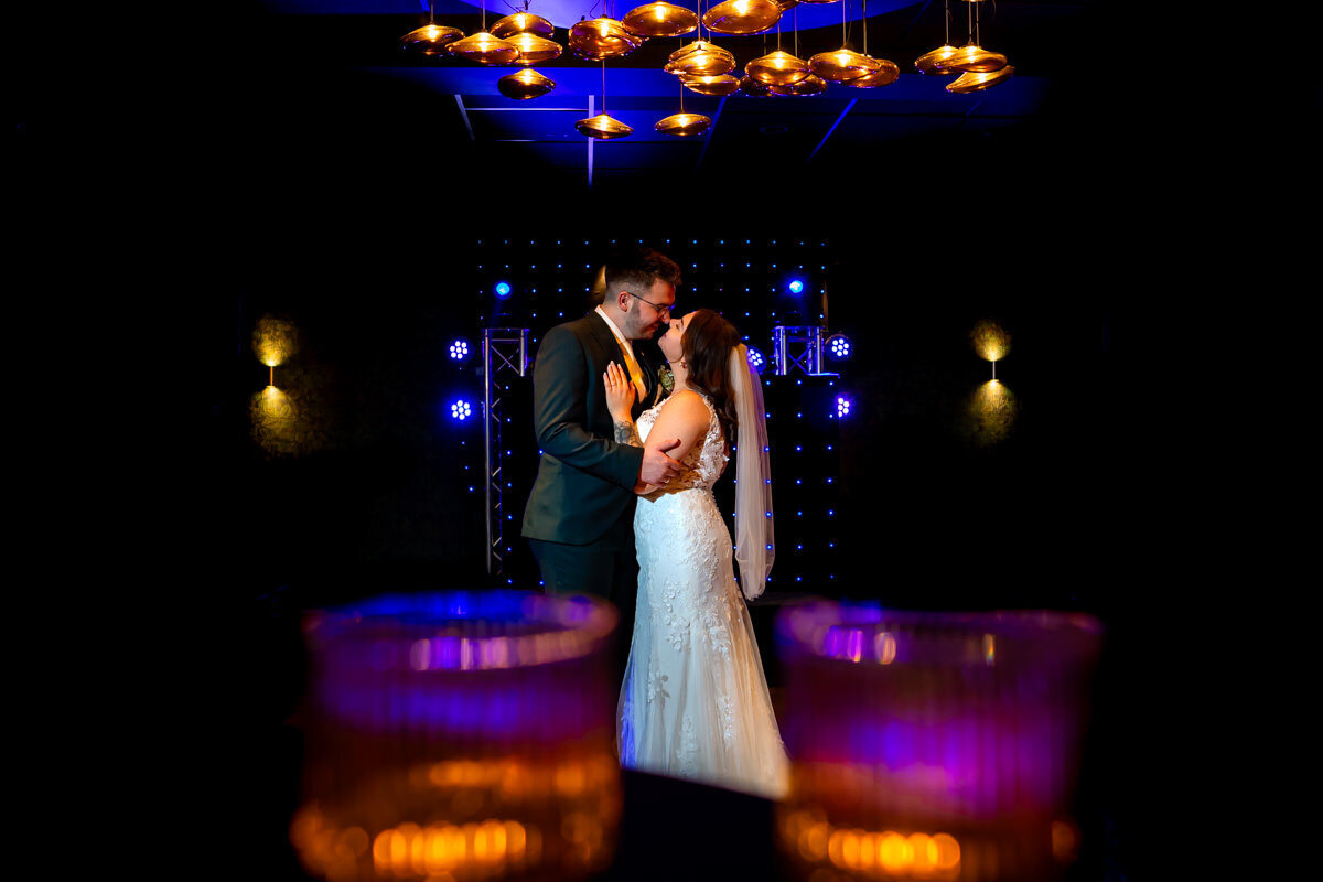 creatief shot bruidspaar met sfeerlichtjes