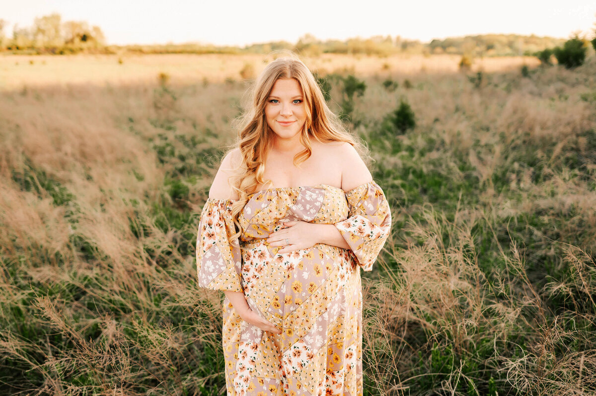 Joplin MO maternity photographer The XO Photography captures pregnant mom in field smiling