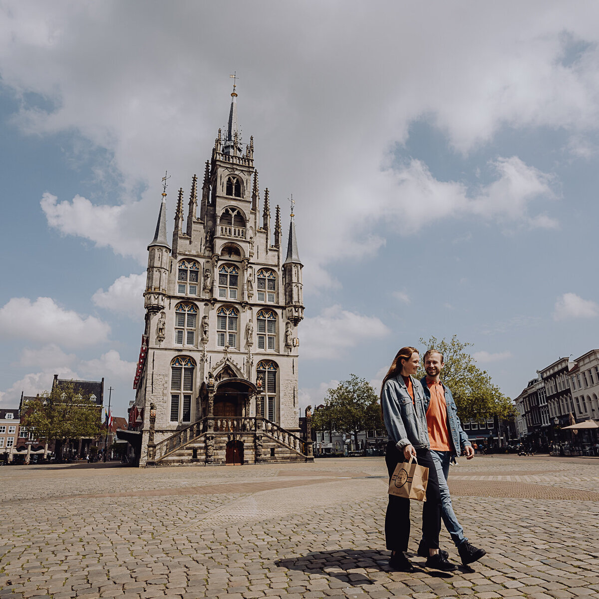 Stel wandelend bij het Stadhuis van Gouda