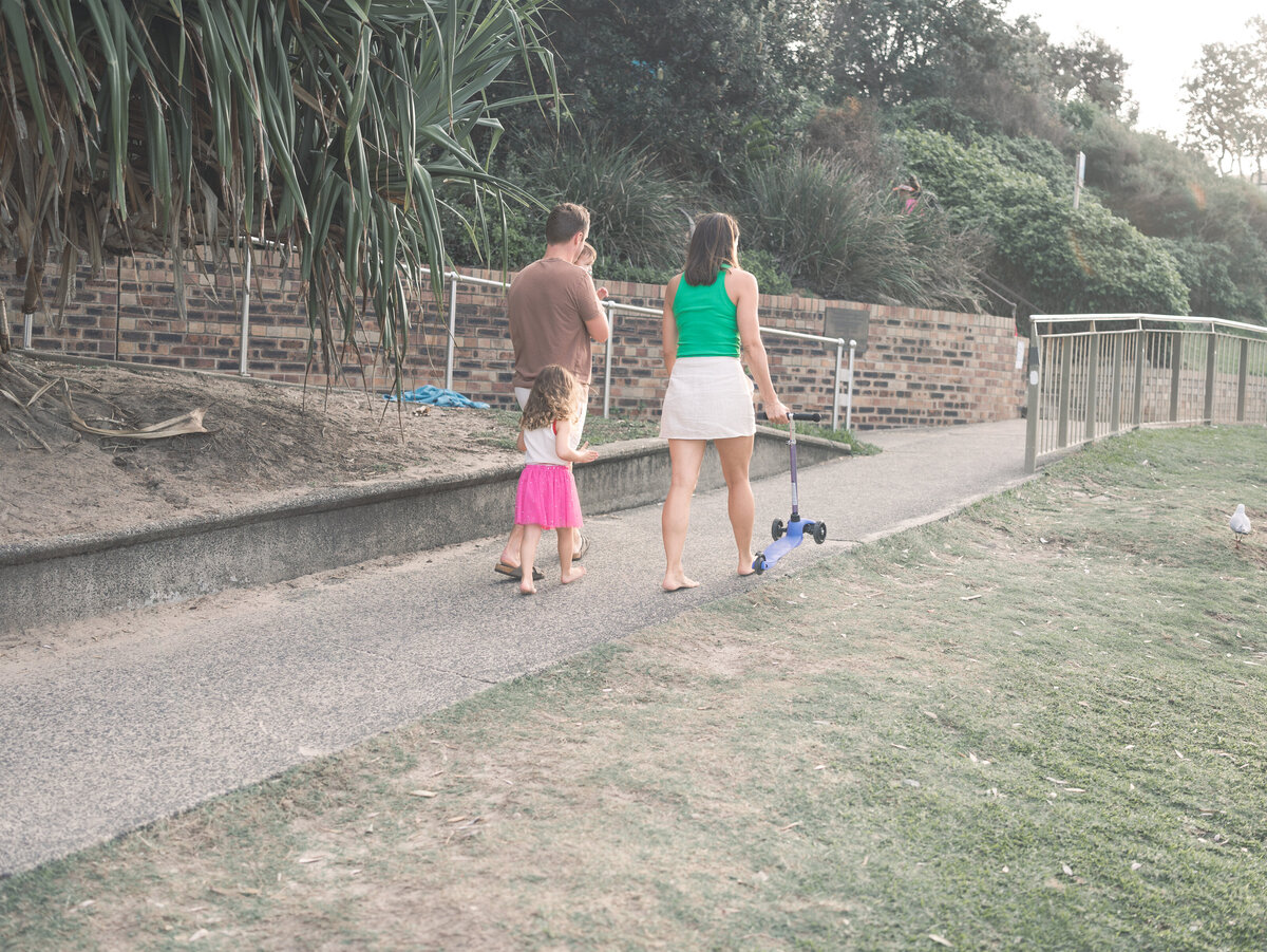 beach-family-photo-session-sydney-parents-kids-laughter.