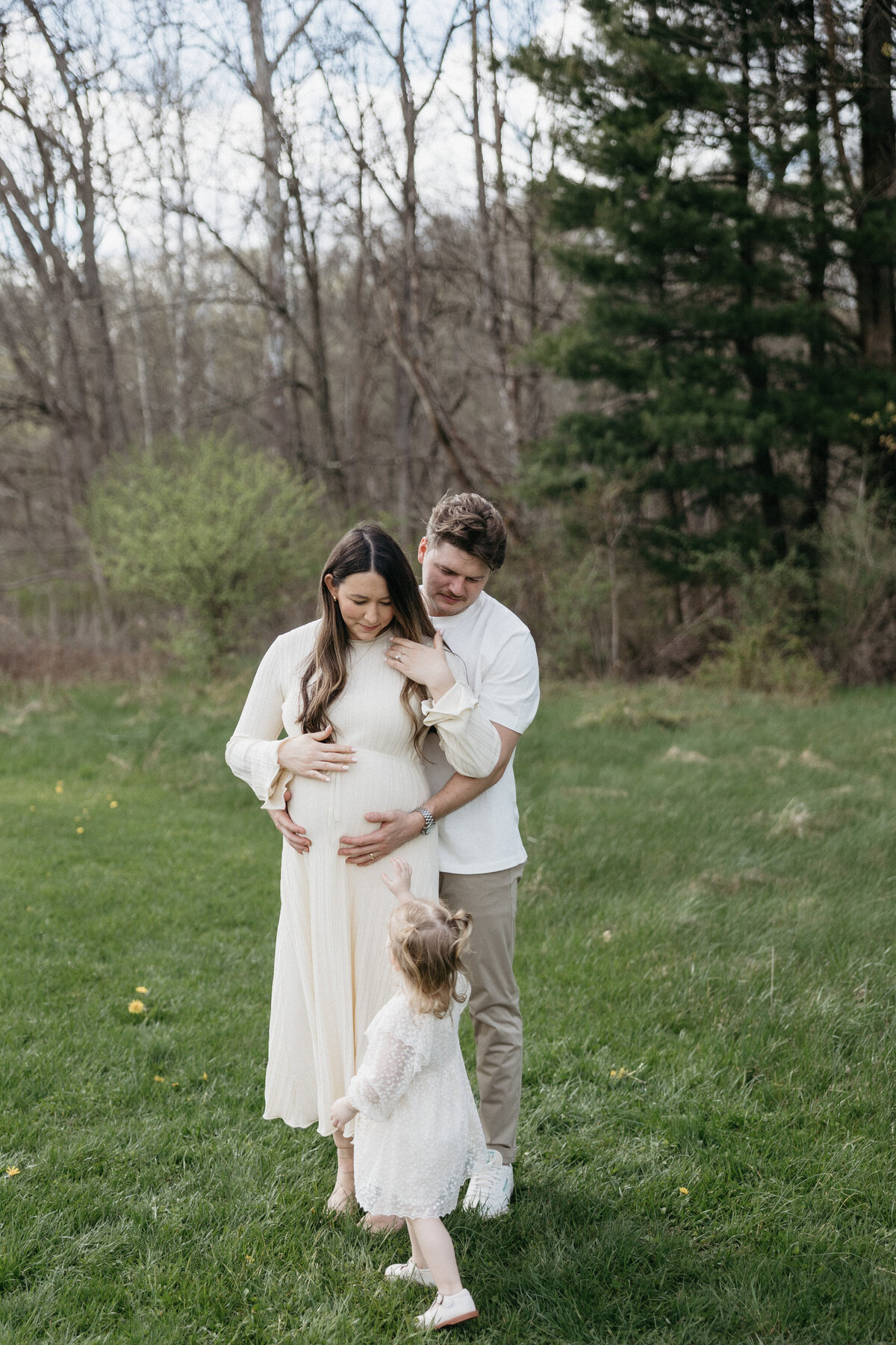 timeless-outdoor-family-maternity-photography-in-field-2