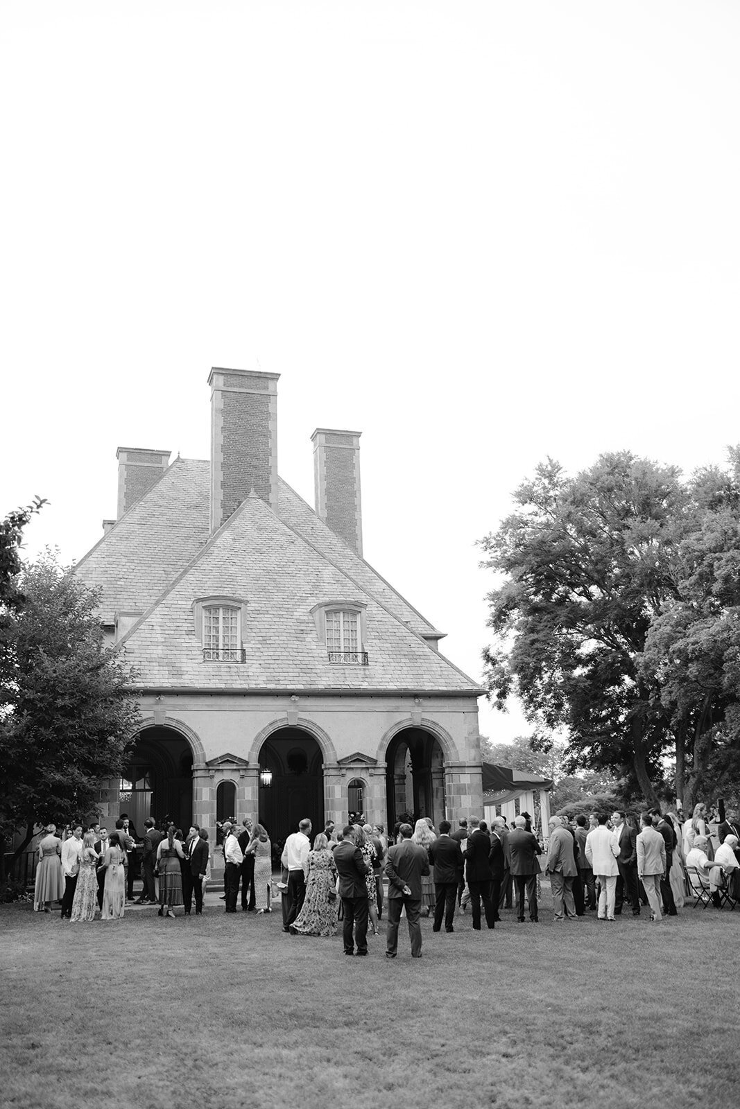 outdoor-cocktail-hour-at-glen-manor-house