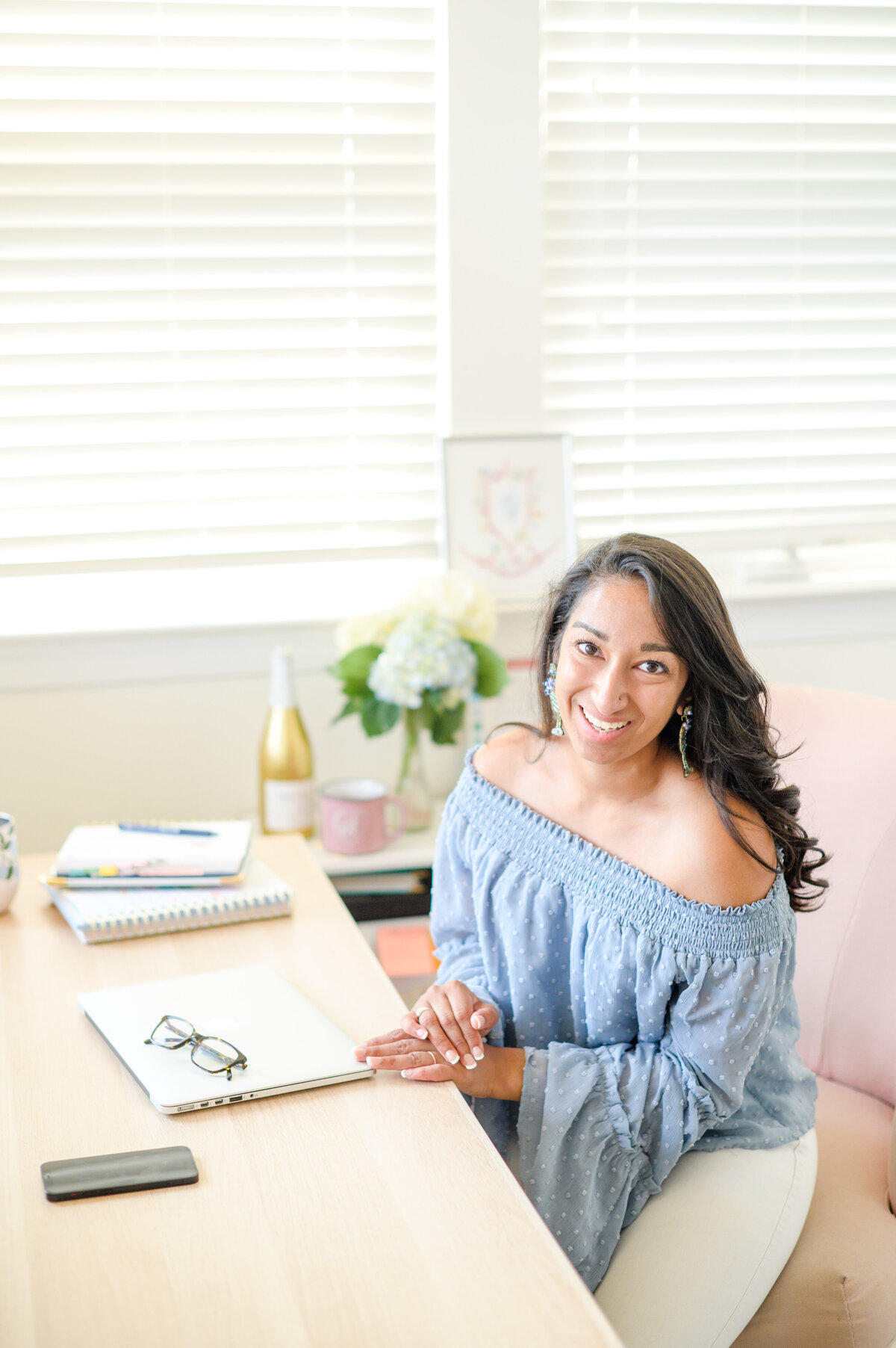 Manali Photography is a Charlottesville based photography educator, brand photographer, and multicultural wedding photographer. In her brand session, we dove deep into all of her behind the scenes processes to tell the story of her unique creative brand.