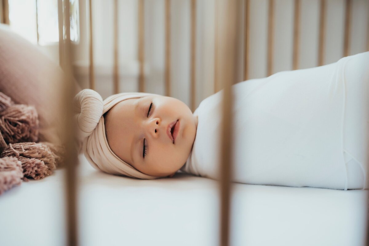 newborn-in-crib-lifestyle-photography-francesca-marchese-photography-3