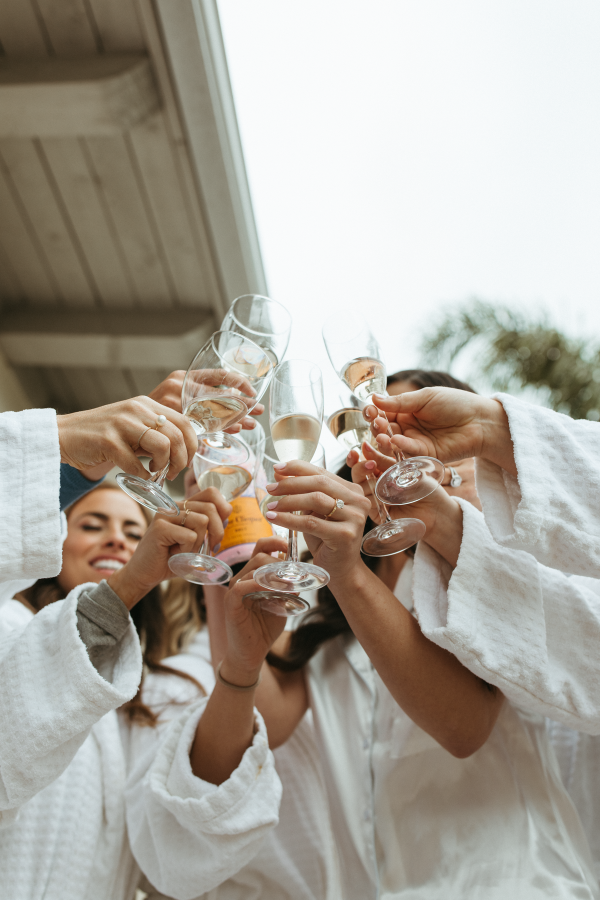 Bridesmaids-Champagne-Cheers-9611
