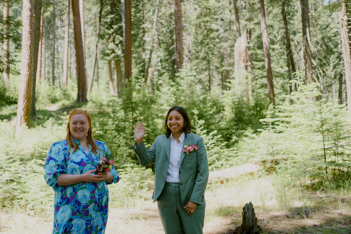 Ceremony_Brenda&JanieElopementPhotos_OregonWeddingPhotographer_KuroCreativeHouse-8
