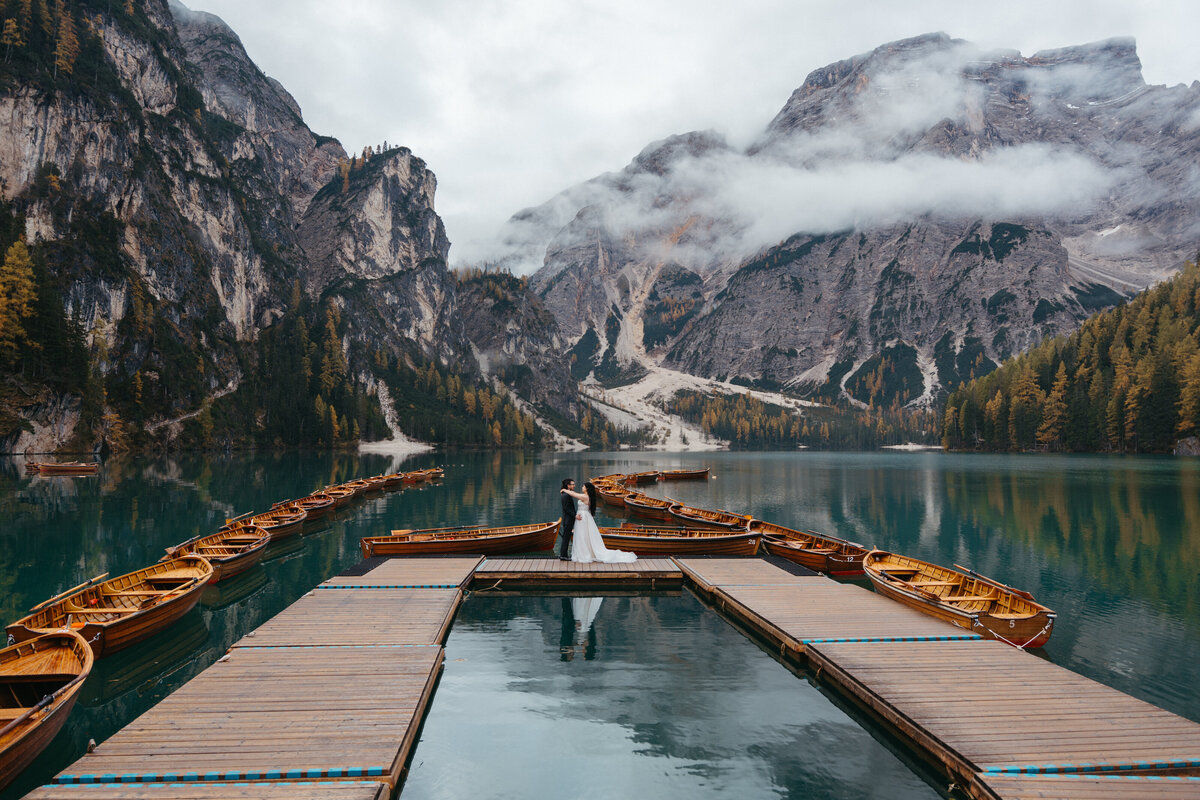 Lago di Braies sunrise elopement couple on La Palifitta dock