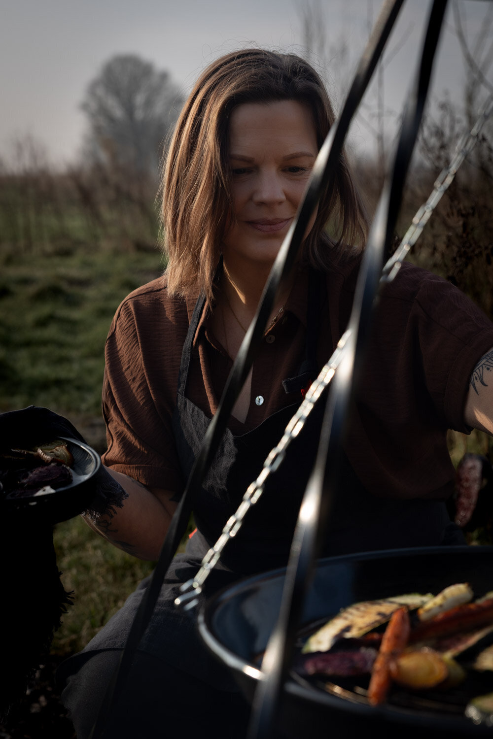 Koken op driepoot op vuur fotografie Studio Enso