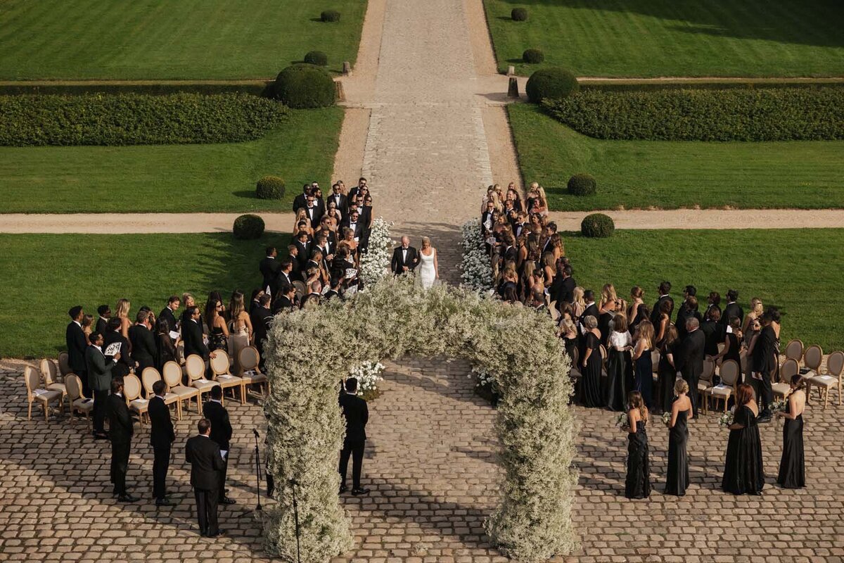 white luxury romance at chateau de Villette for Hannah & dylan Barbour wedding in Paris - Floarl designer Veronique lORRE13