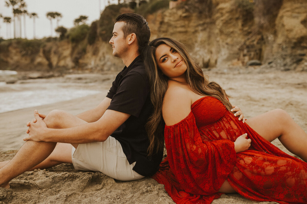 maternity-poses-beach-woman-photographer-california