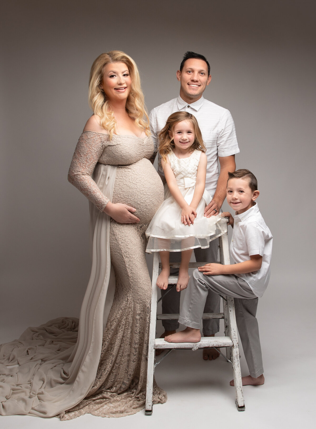 dad and kids with pregnant mama in Tempe Arizona 