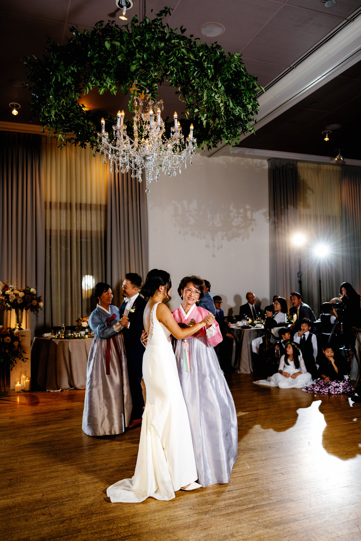 Aspen-Avenue-Chicago-Wedding-Photographer-Ivy-Room-Korean-Elegant-Modern-Romantic-Timeless-Jenny-Yoo-Elegant-Event-Lighting-City-True-To-Color-Vibrant-FAV-133