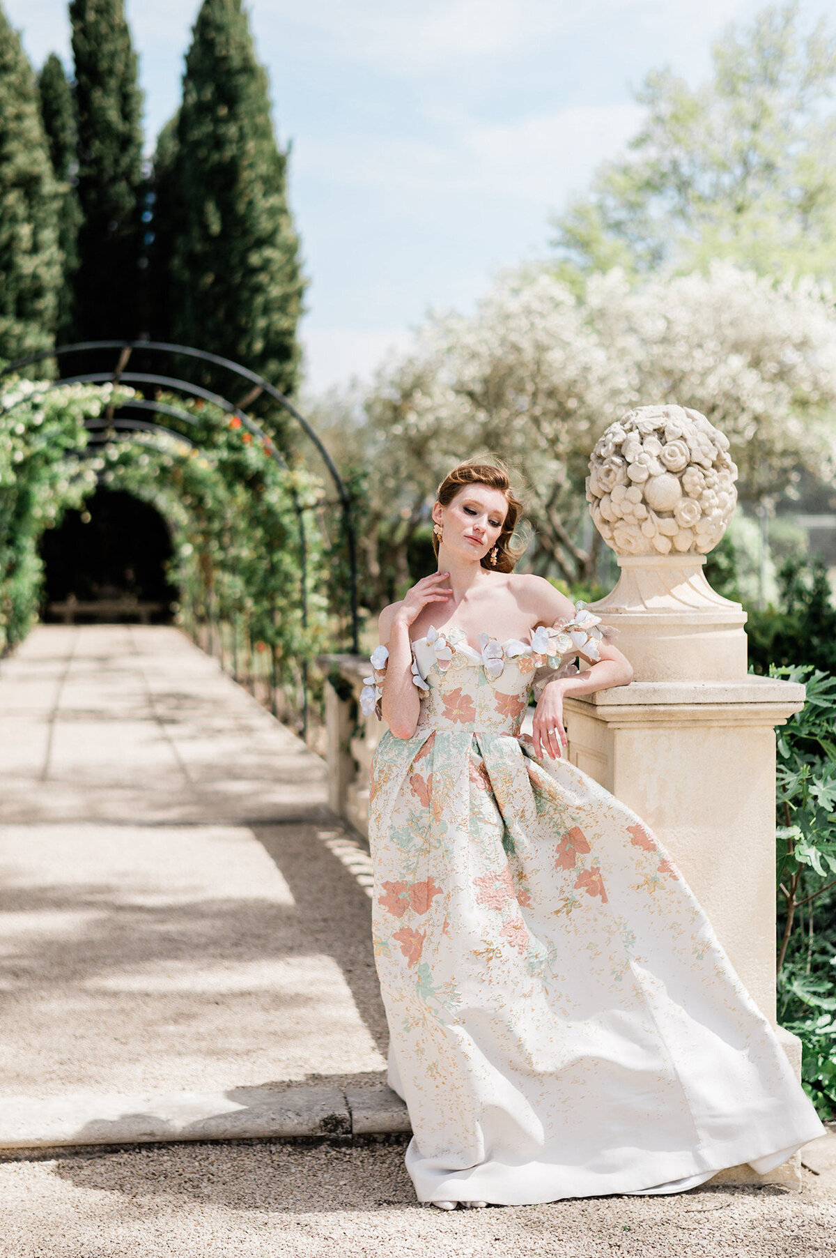 Elevate your wedding memories with the finesse of our luxury destination photography. Our fine art approach in the South of France transforms your special day into a visual narrative, showcasing both genuine emotions and curated elegance at Château de Tourreau.