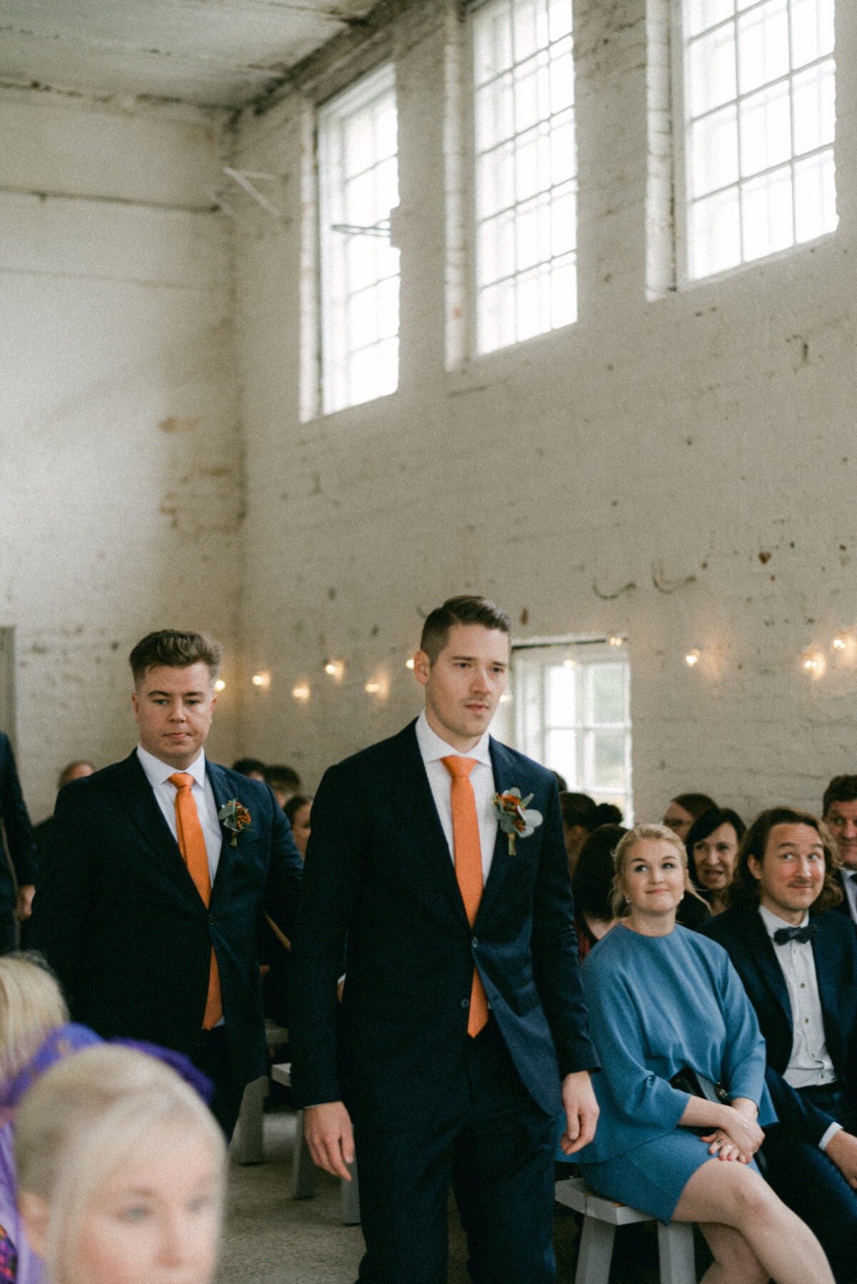A documentary wedding  photo of groomsmen arriving to the ceremony in the orangerie in Oitbacka gård captured by wedding photographer Hannika Gabrielsson in Finland