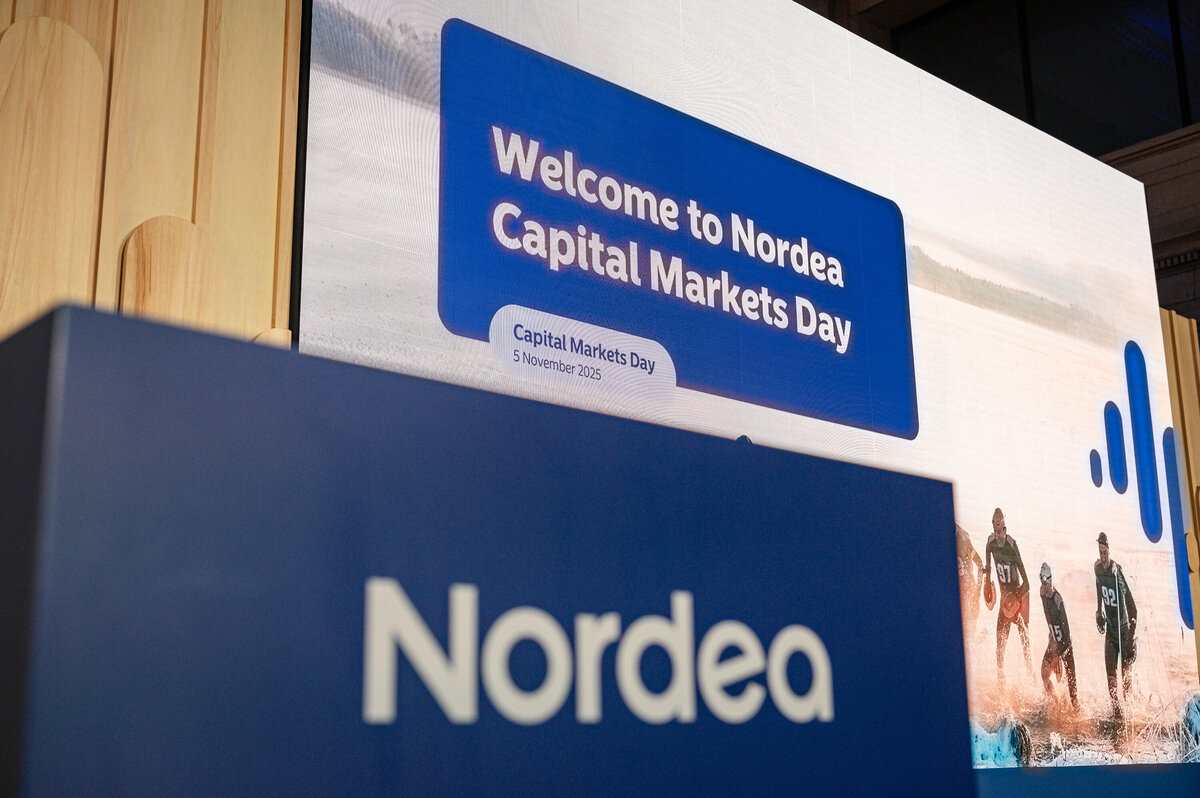 banking-conference-speaker-onstage-press-release-london-marc-james-photography-1